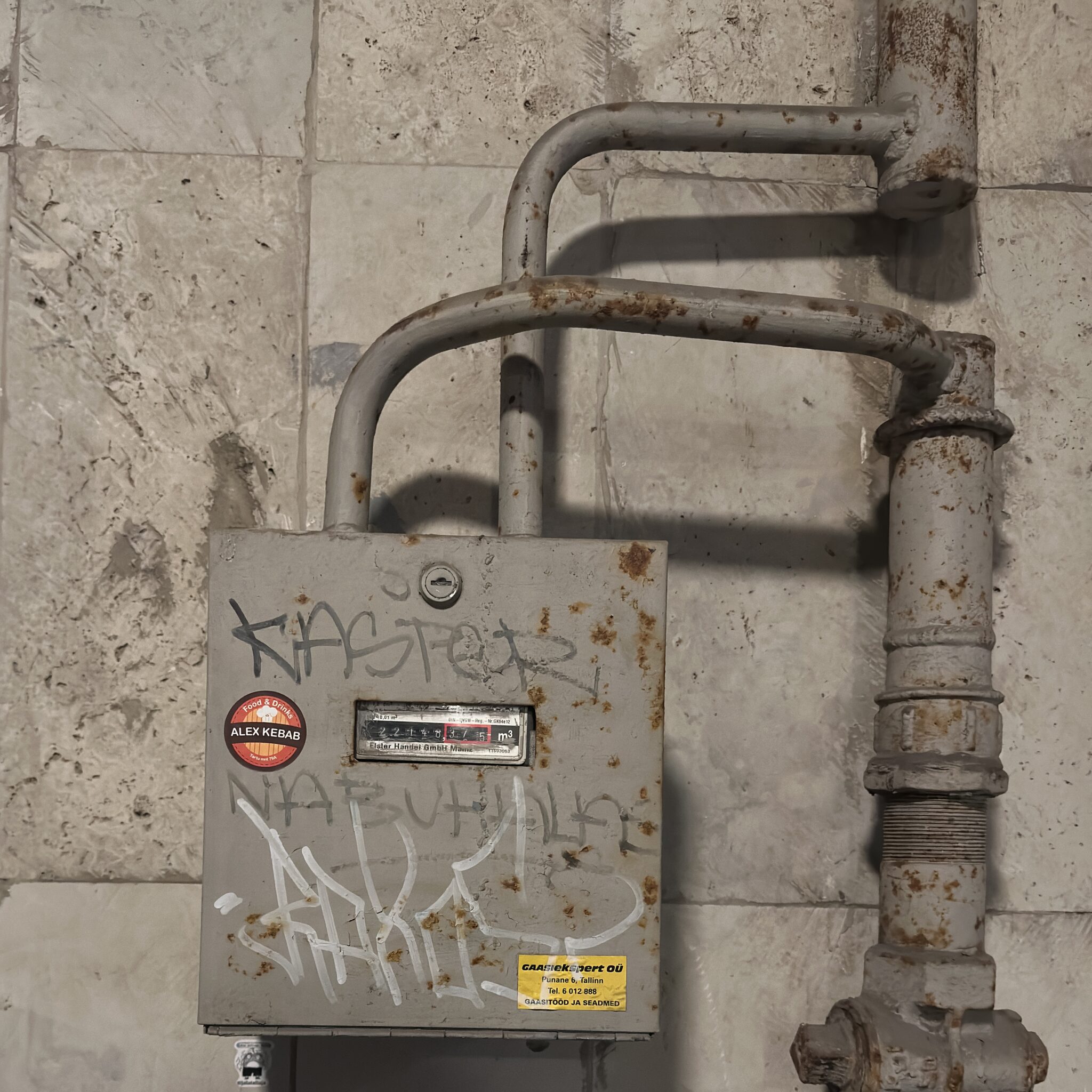 Vana gaasiarvesti grafitiga.