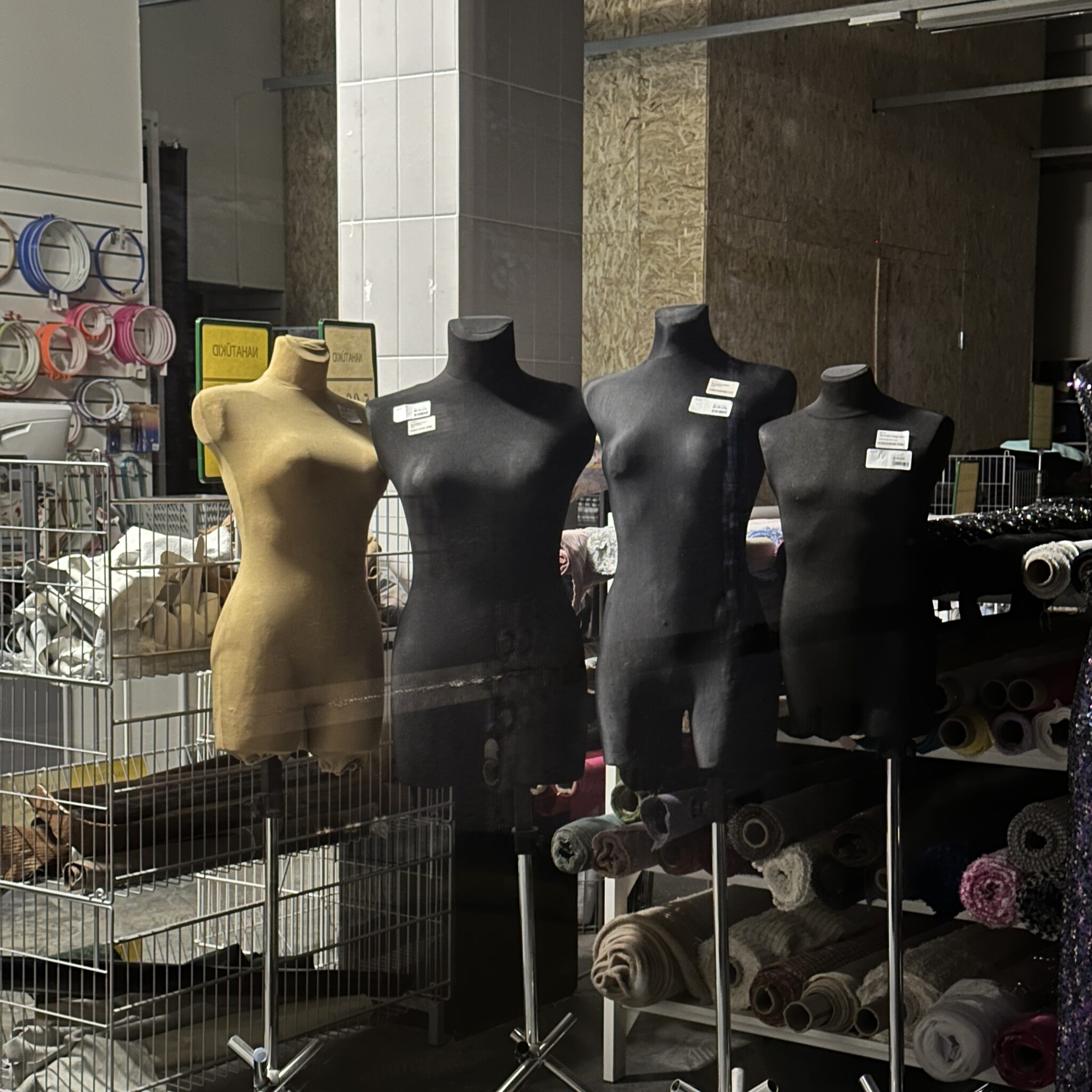 Mannekeenid ja kangad õmblustöökojas.