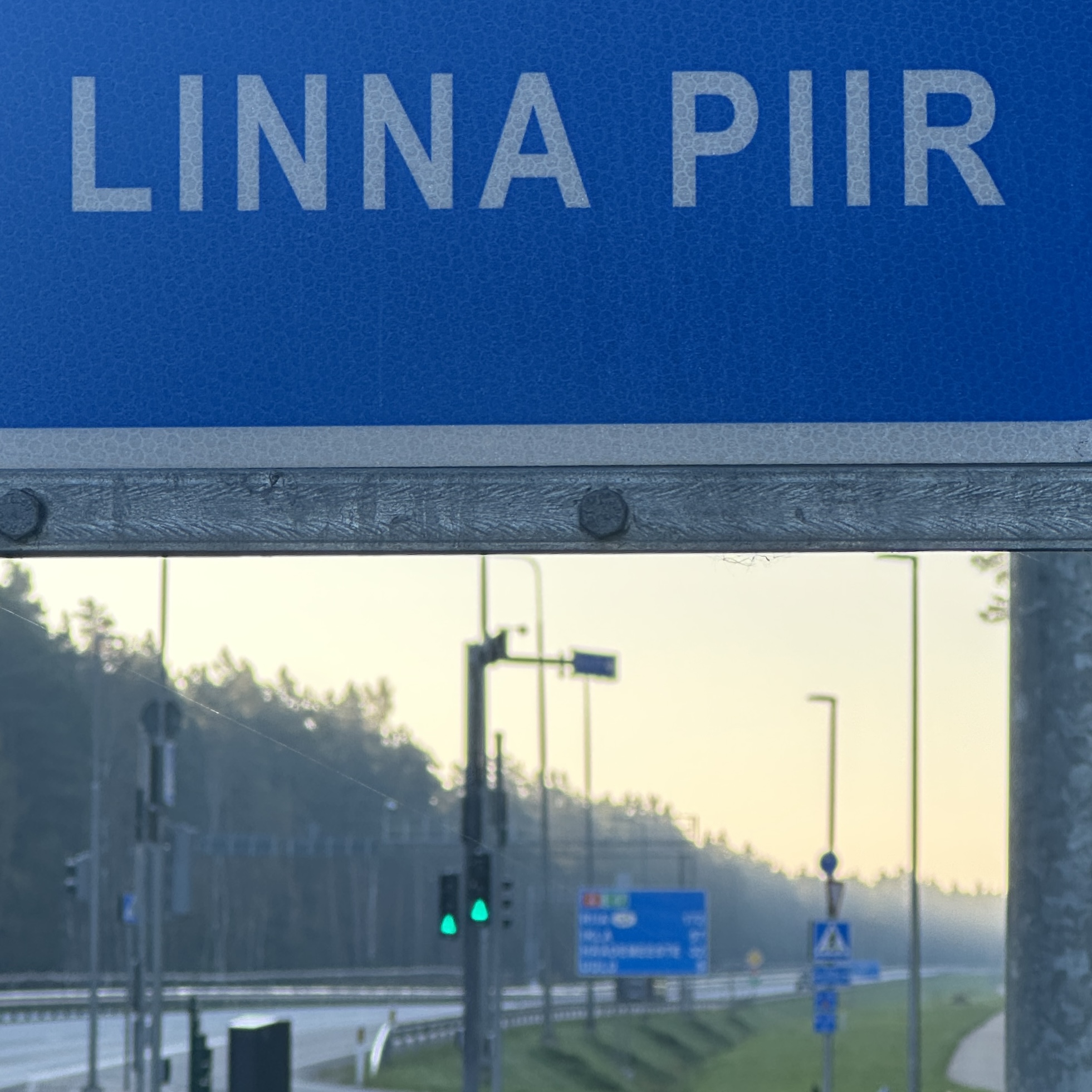 Silt „Linna Piir” maanteeväljapääsul.