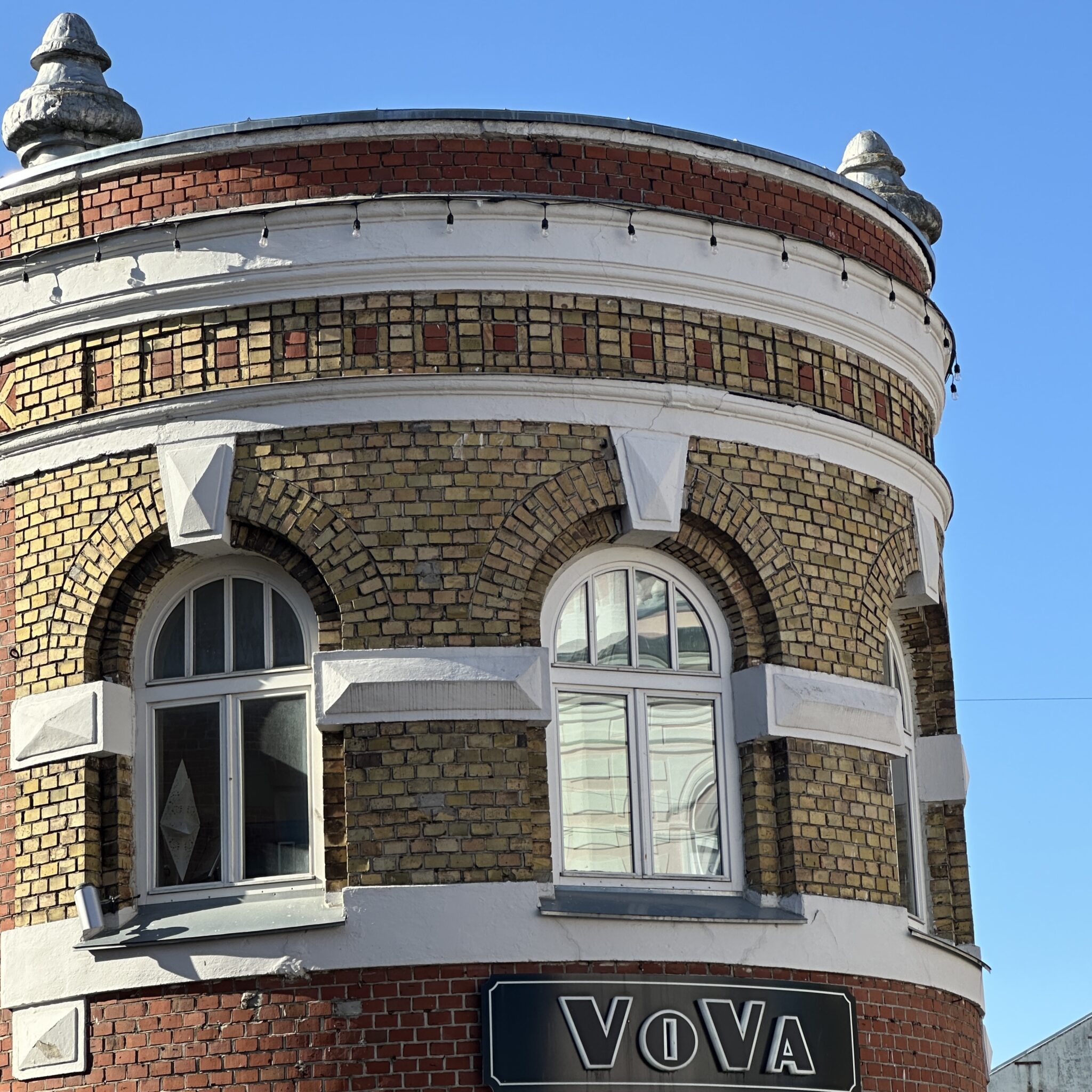 Tellishoone kaarjate akendega ja sildiga „VoVa”.