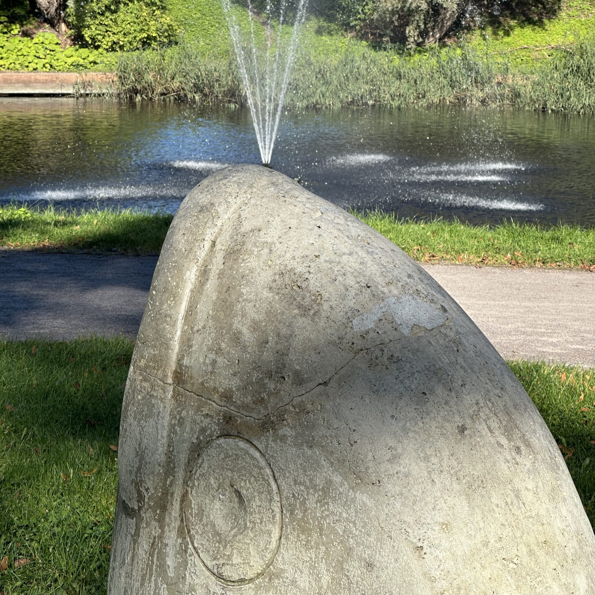 Betoonist skulptuur tiigi ääres purskkaevuga.