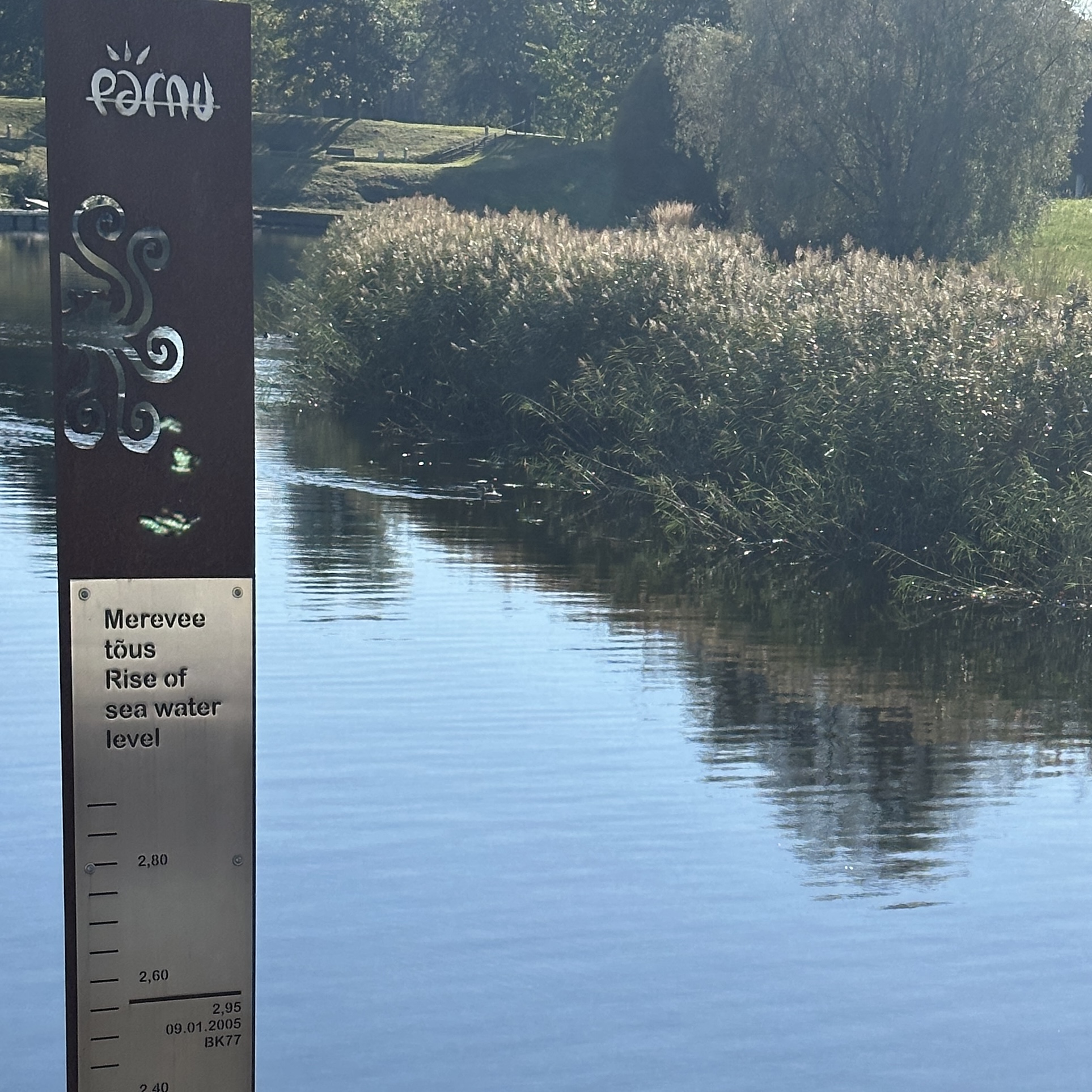 Meretaseme tõusu tähis järve kaldal.