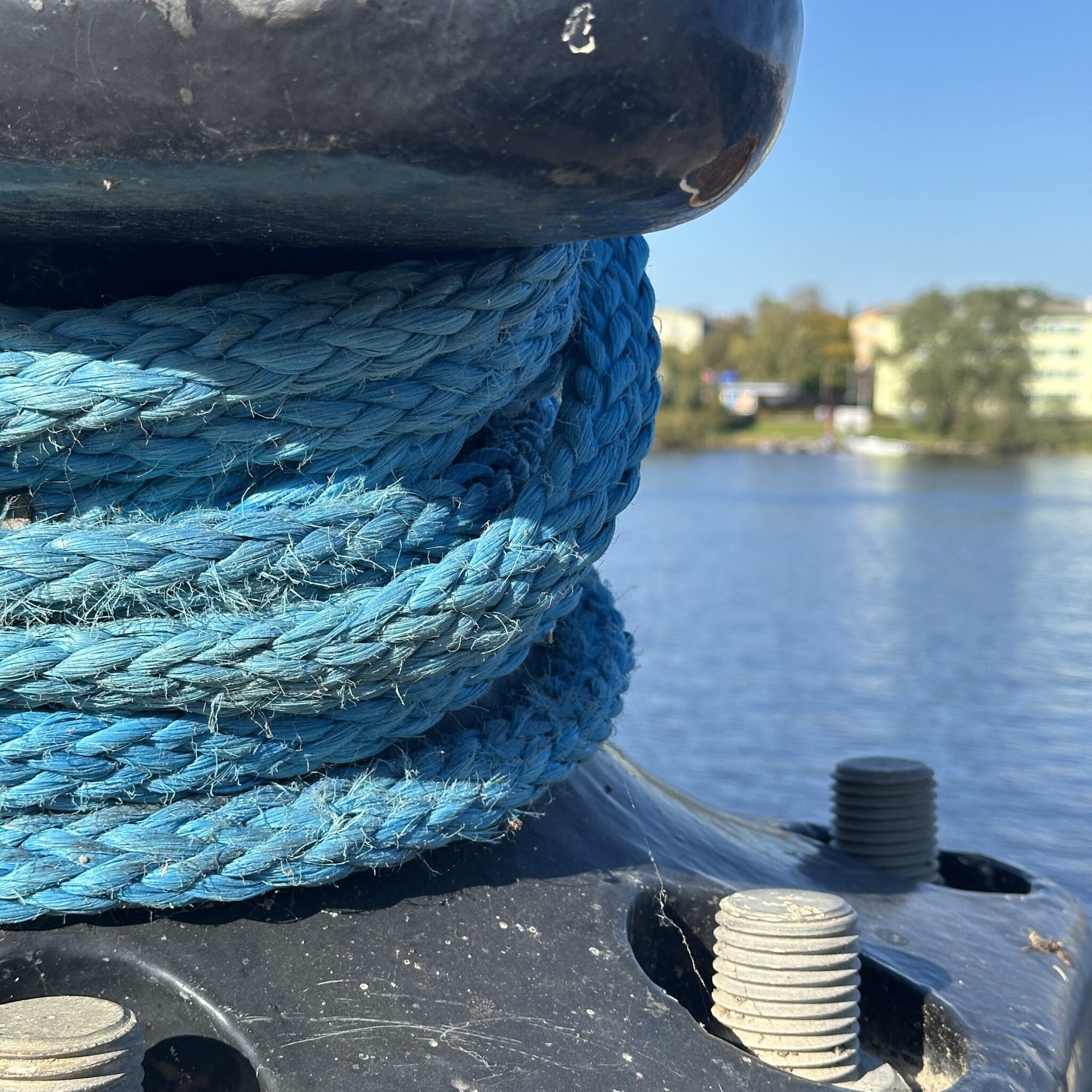 Sinine köis keeratud rullina kai peal.