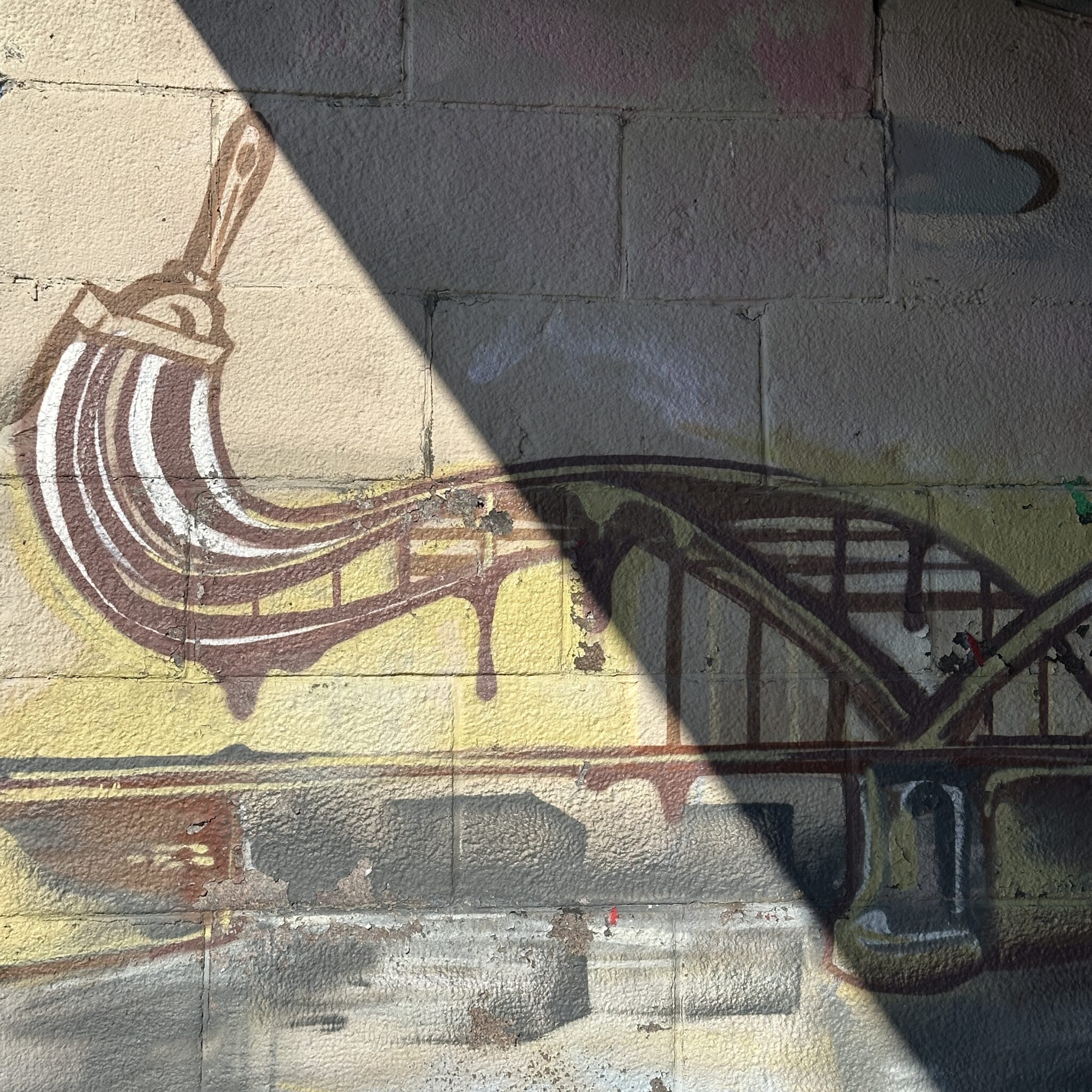 Seinamaaling luuast ja sillast betoonseinal.