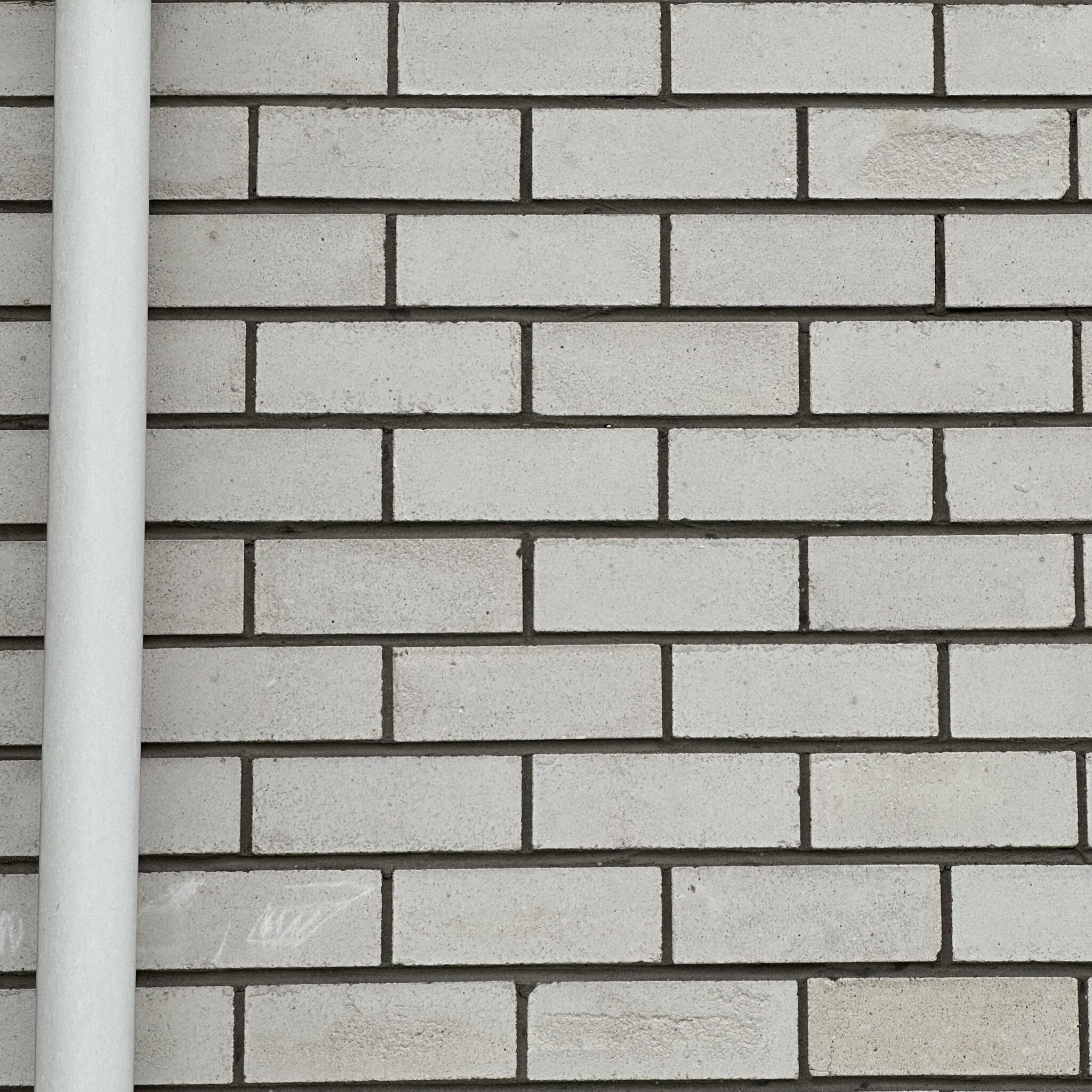 Valge tellissein, mille vasakul serval jookseb valge toru.