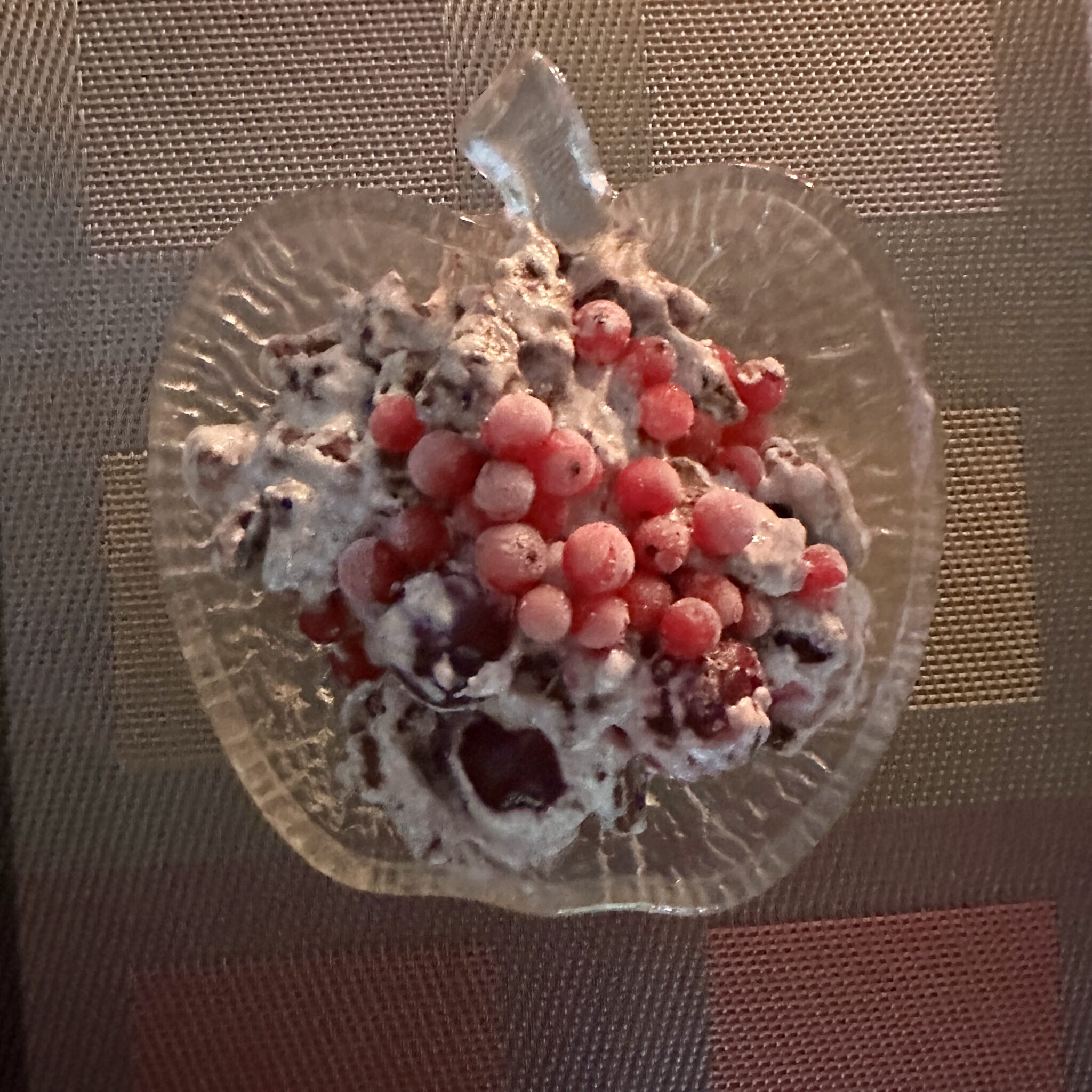 Kauss jäätise, külmutatud marjade ja vahukoorega.