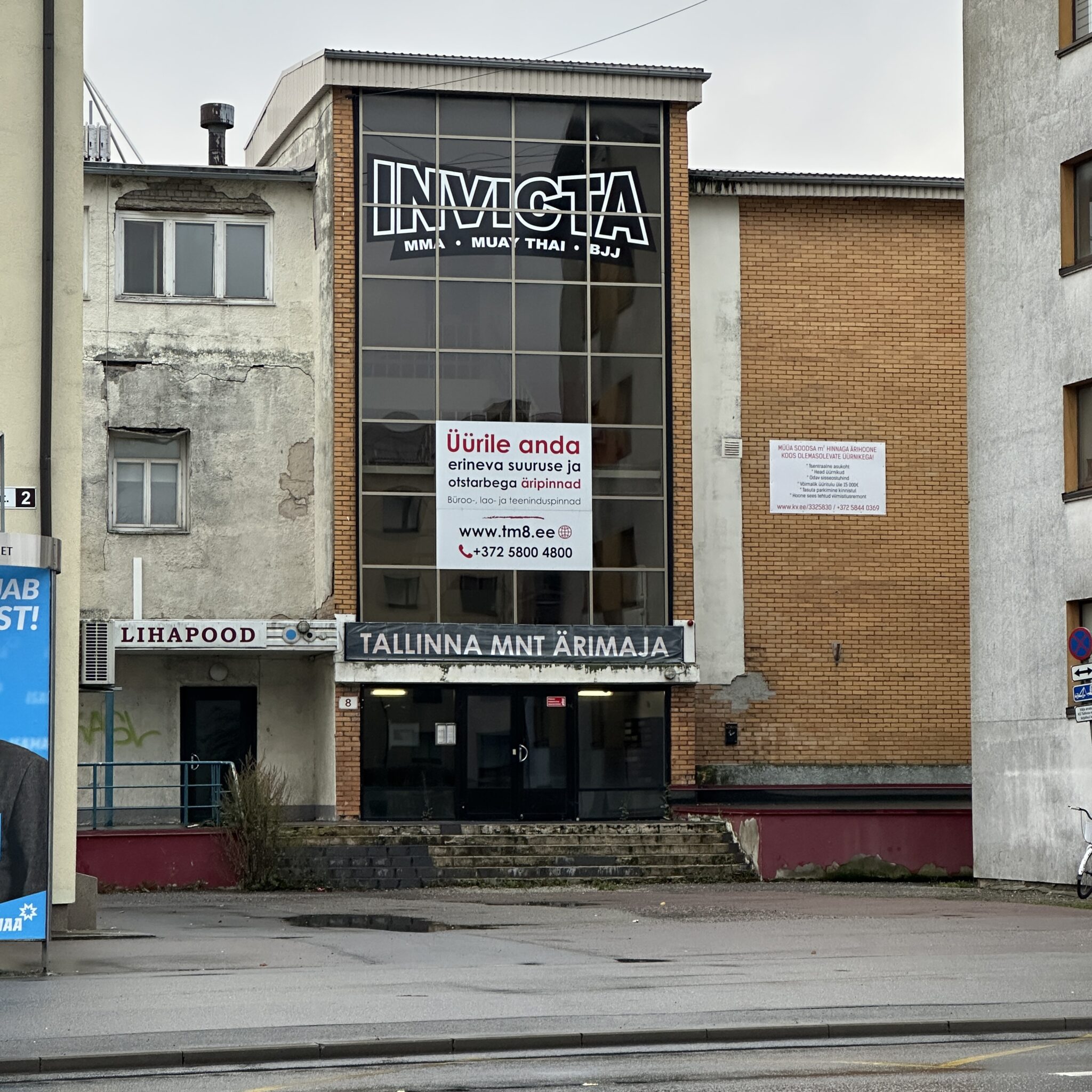 Kõrge hoone sildiga „Invicta MMA ja Muay Thai”.
