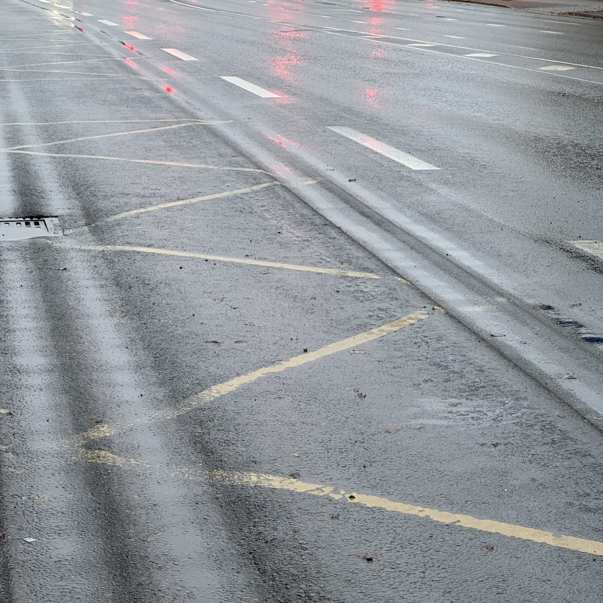 Märg tee valgete ja punaste joontega.