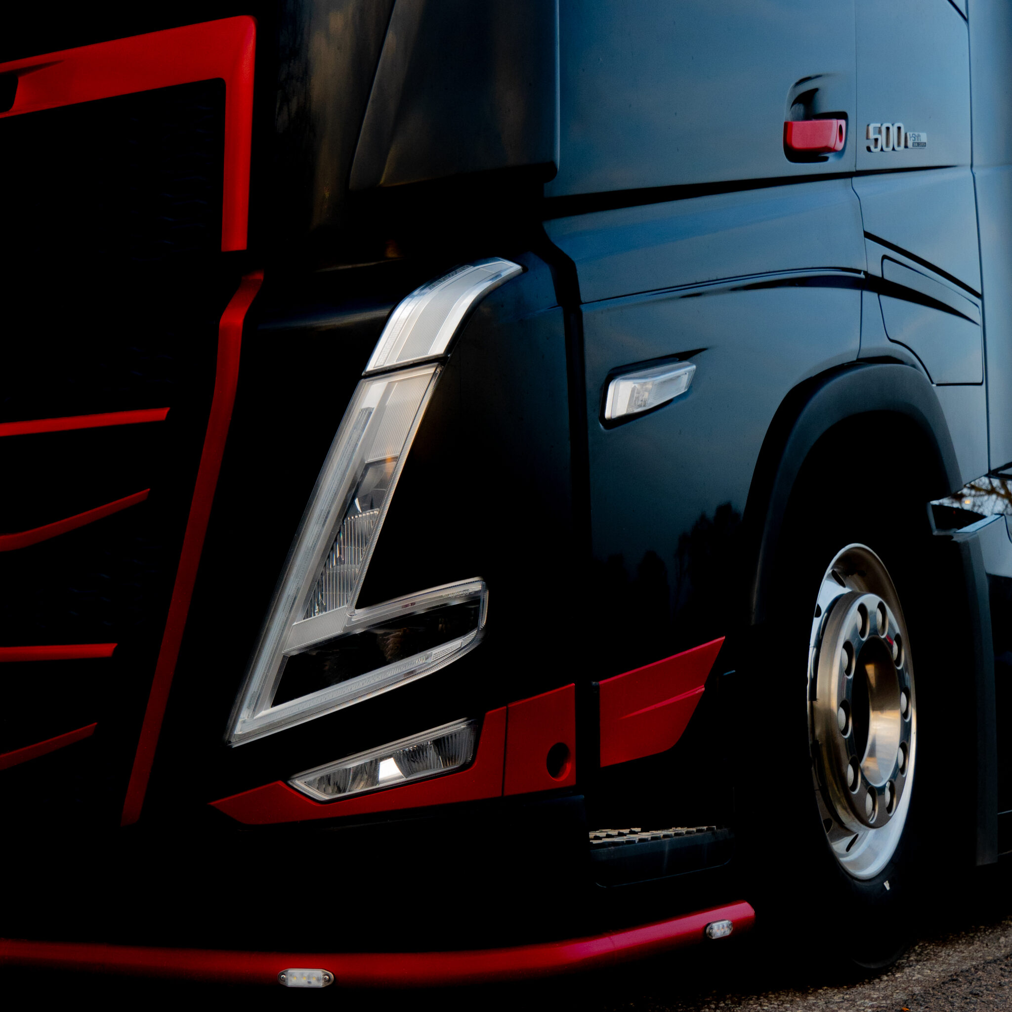 Must ja punane Volvo veok punase kaitserauaga.