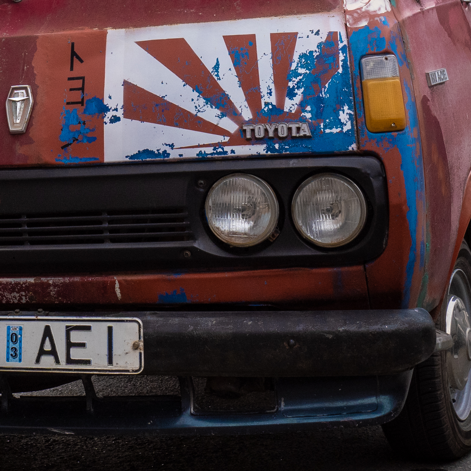 Vana Toyota kaubik Jaapani lipuga esiküljel.