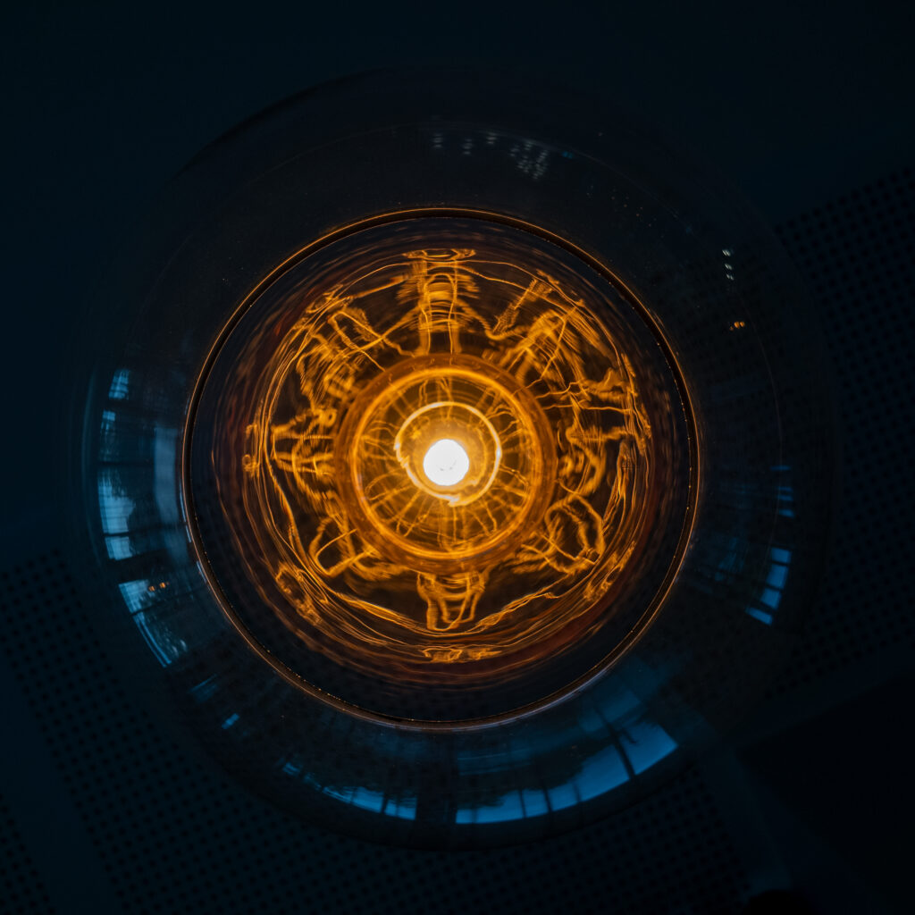 Hõõglamp põleb pimedas toas.