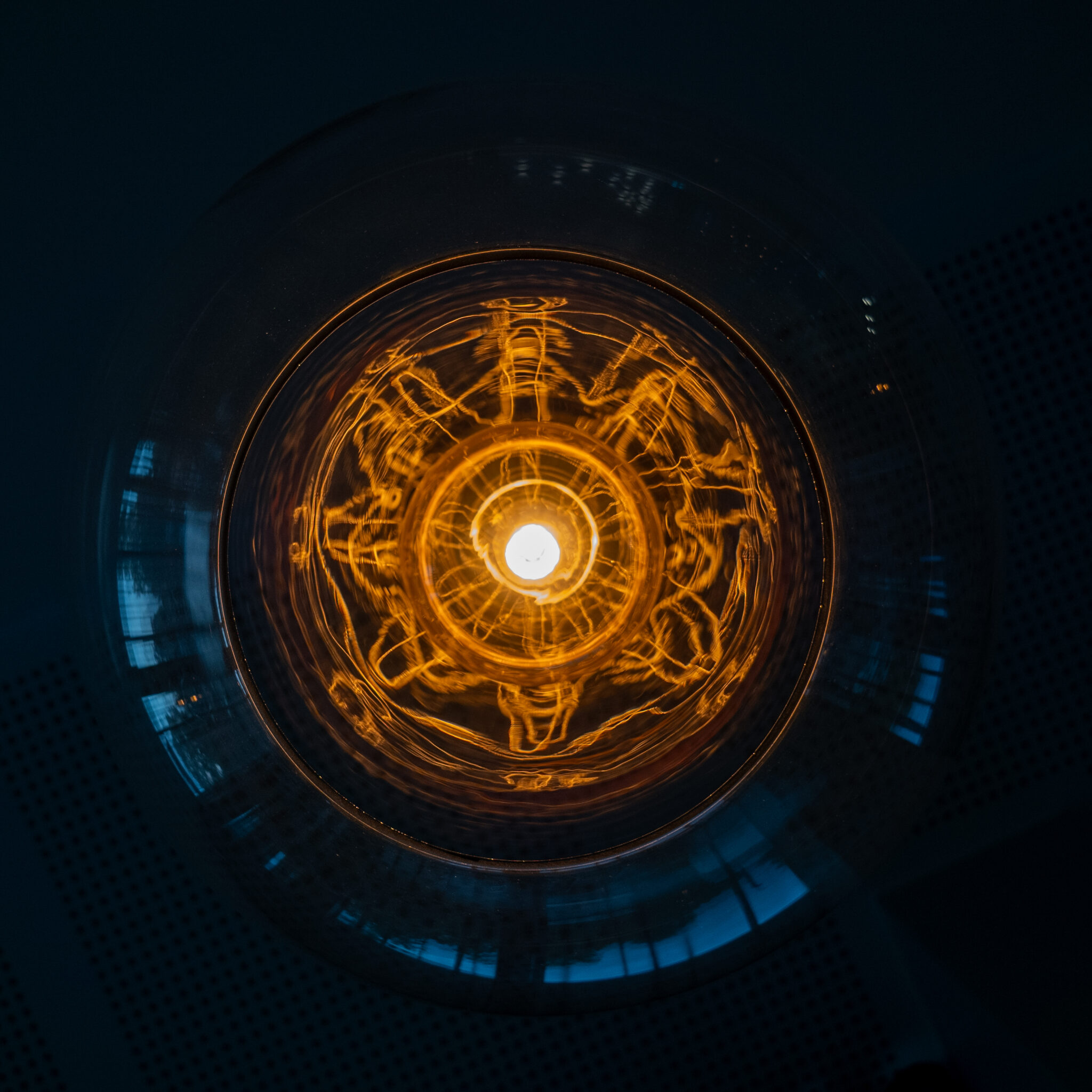 Hõõglamp põleb pimedas toas.