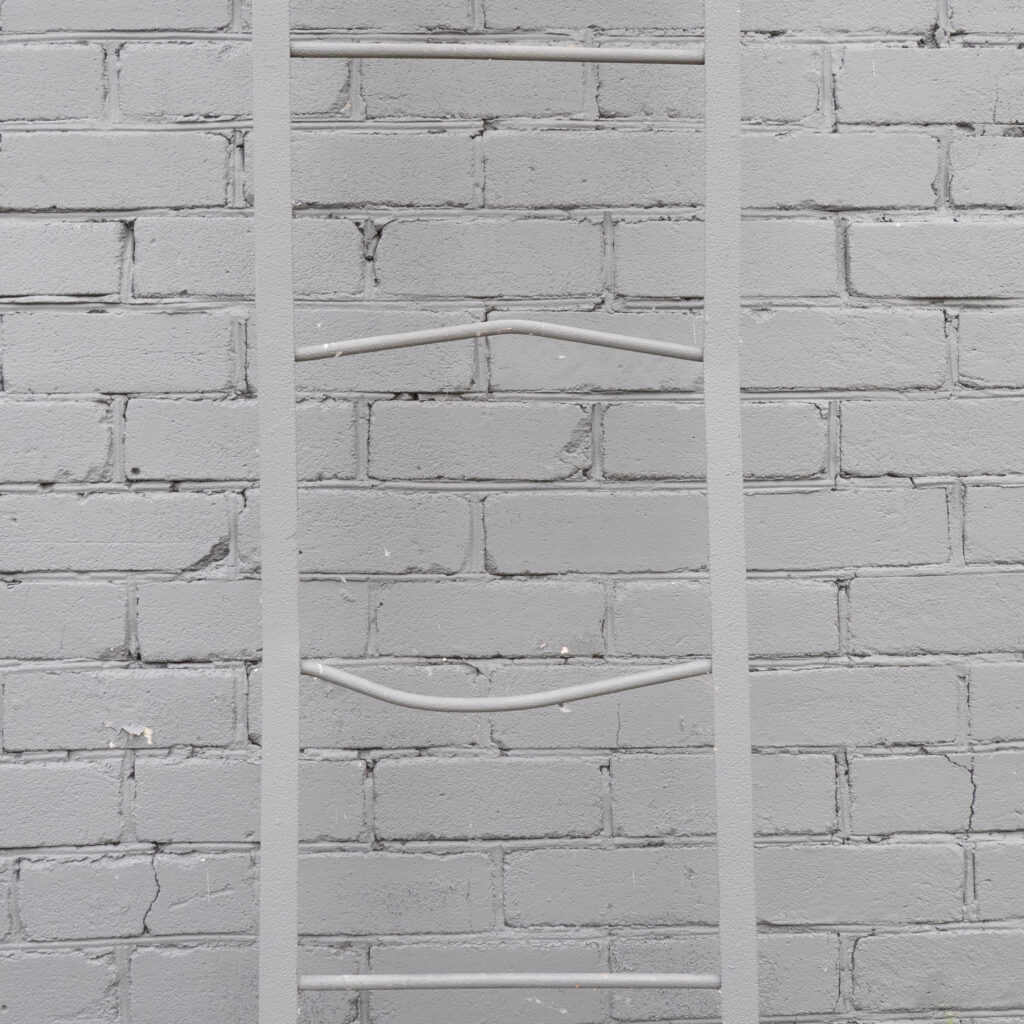 Hall metallredel tellisseinal.