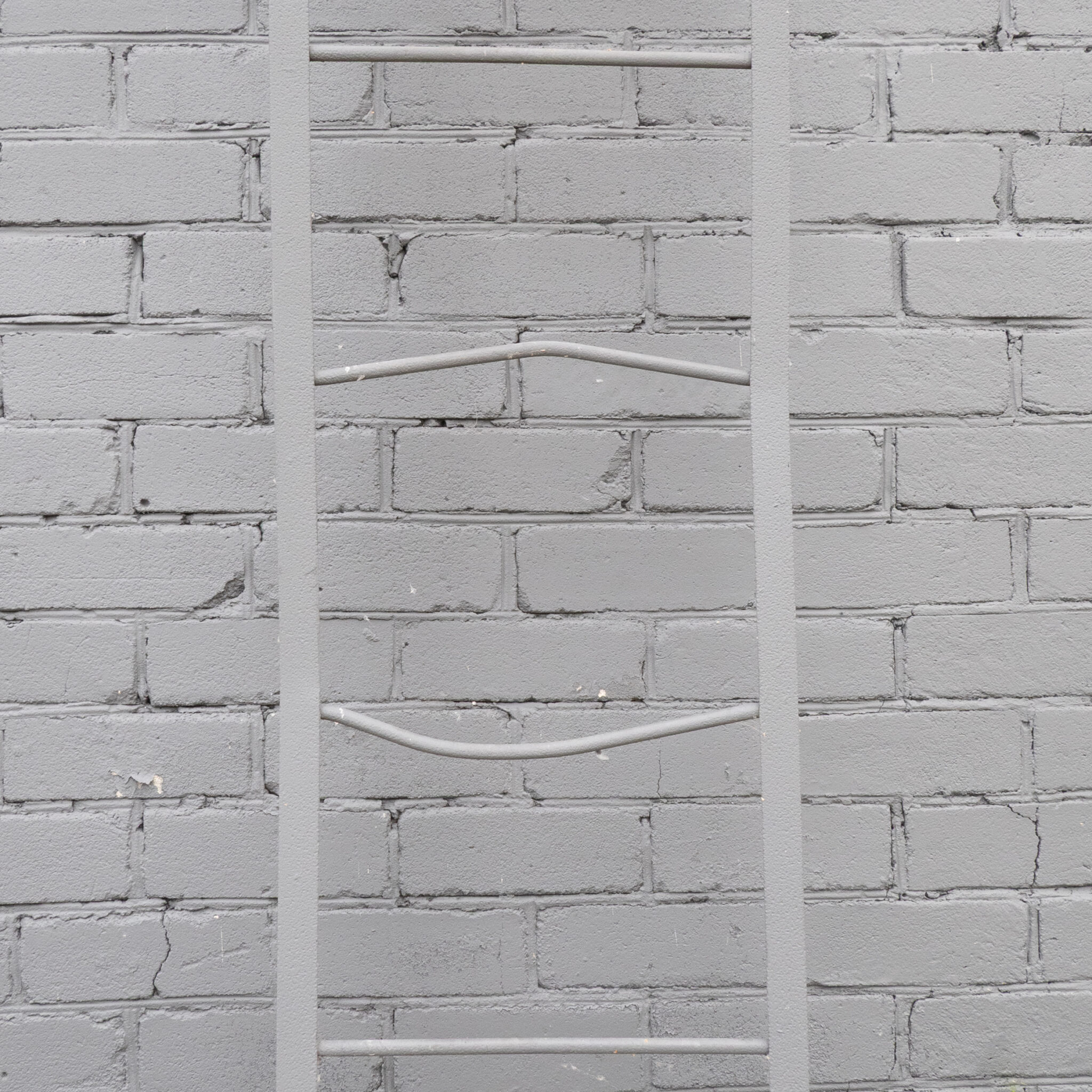 Hall metallredel tellisseinal.