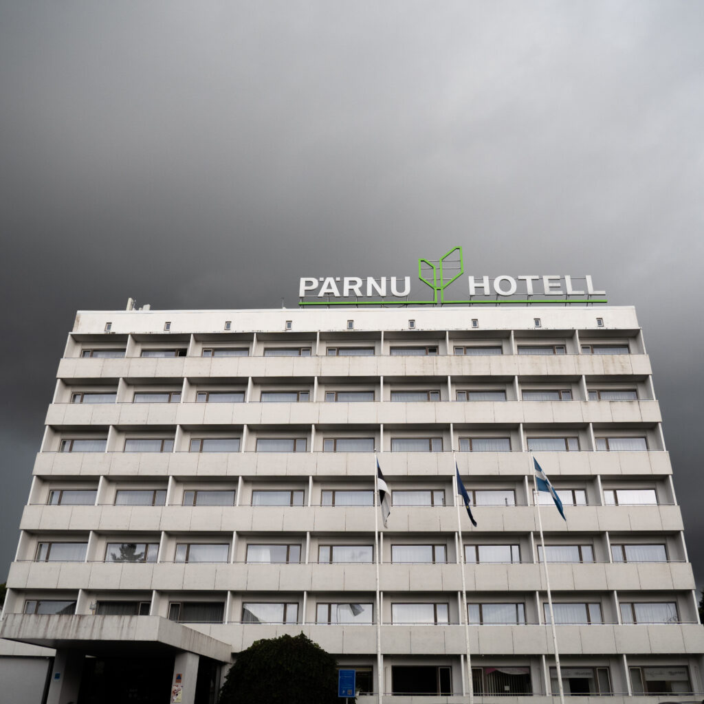 Pärnu Hotell — suur valge mitmekorruseline hoone rohelise logoga.