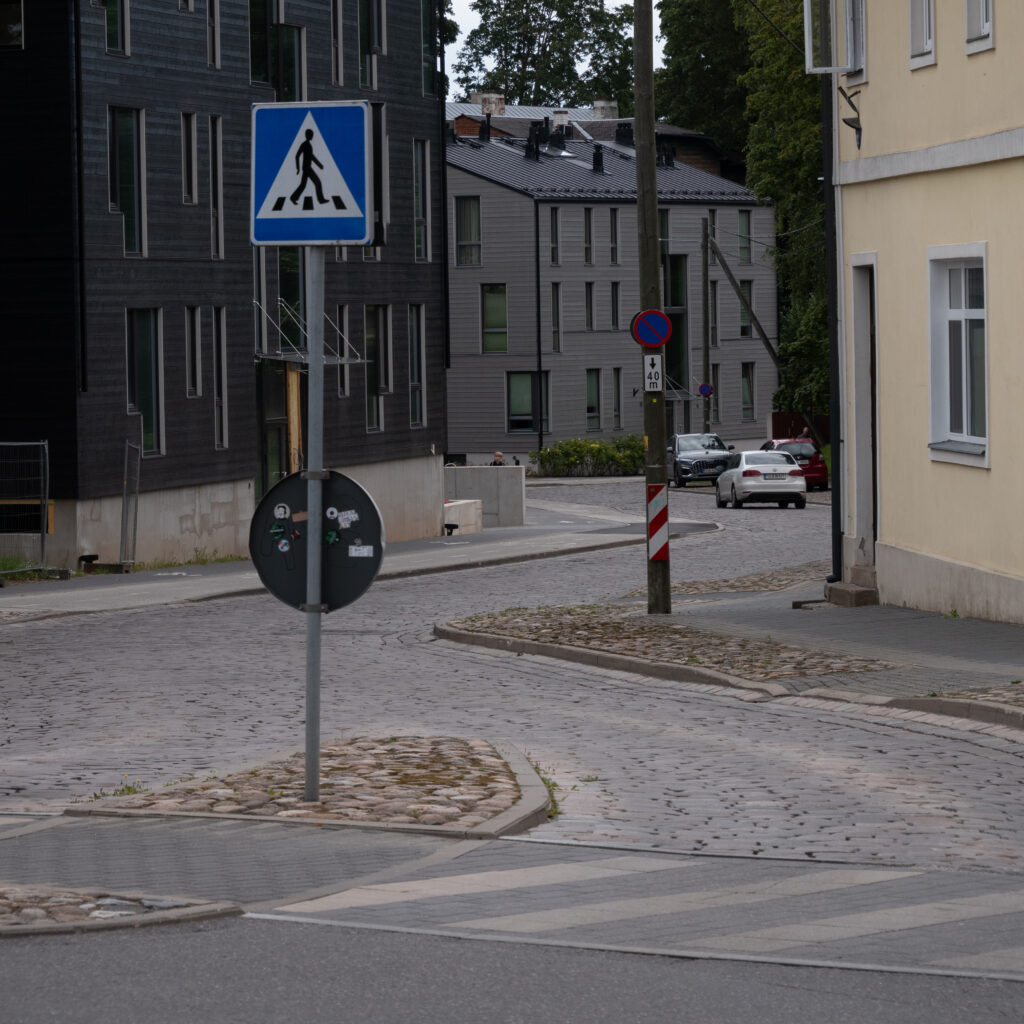 P1128165