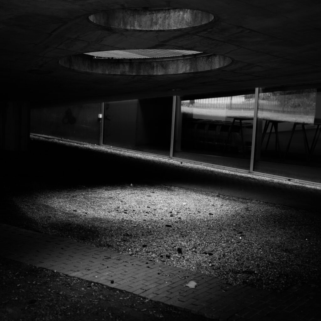 Mustvalge foto betoonlaest kahe ümmarguse avaga.