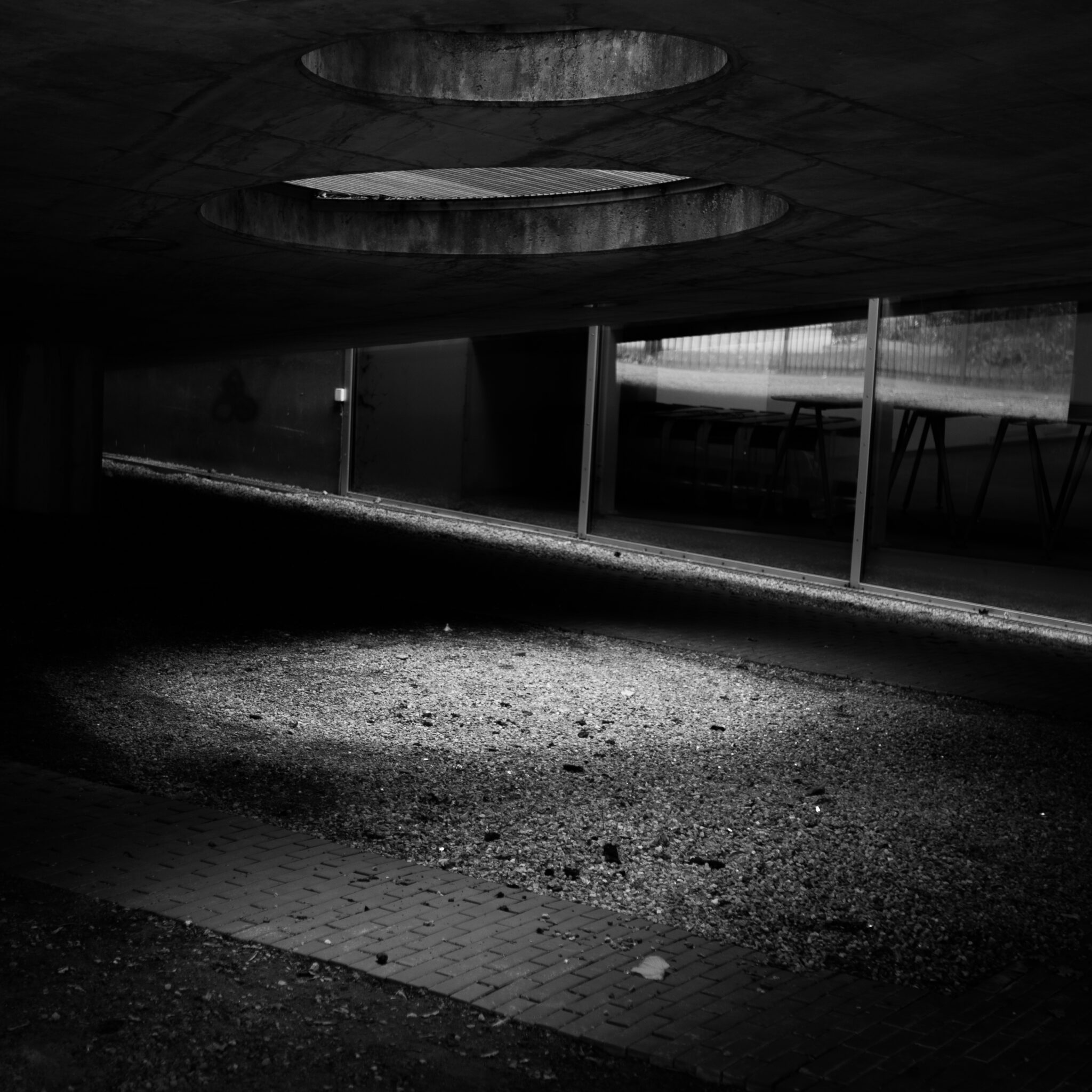 Mustvalge foto betoonlaest kahe ümmarguse avaga.