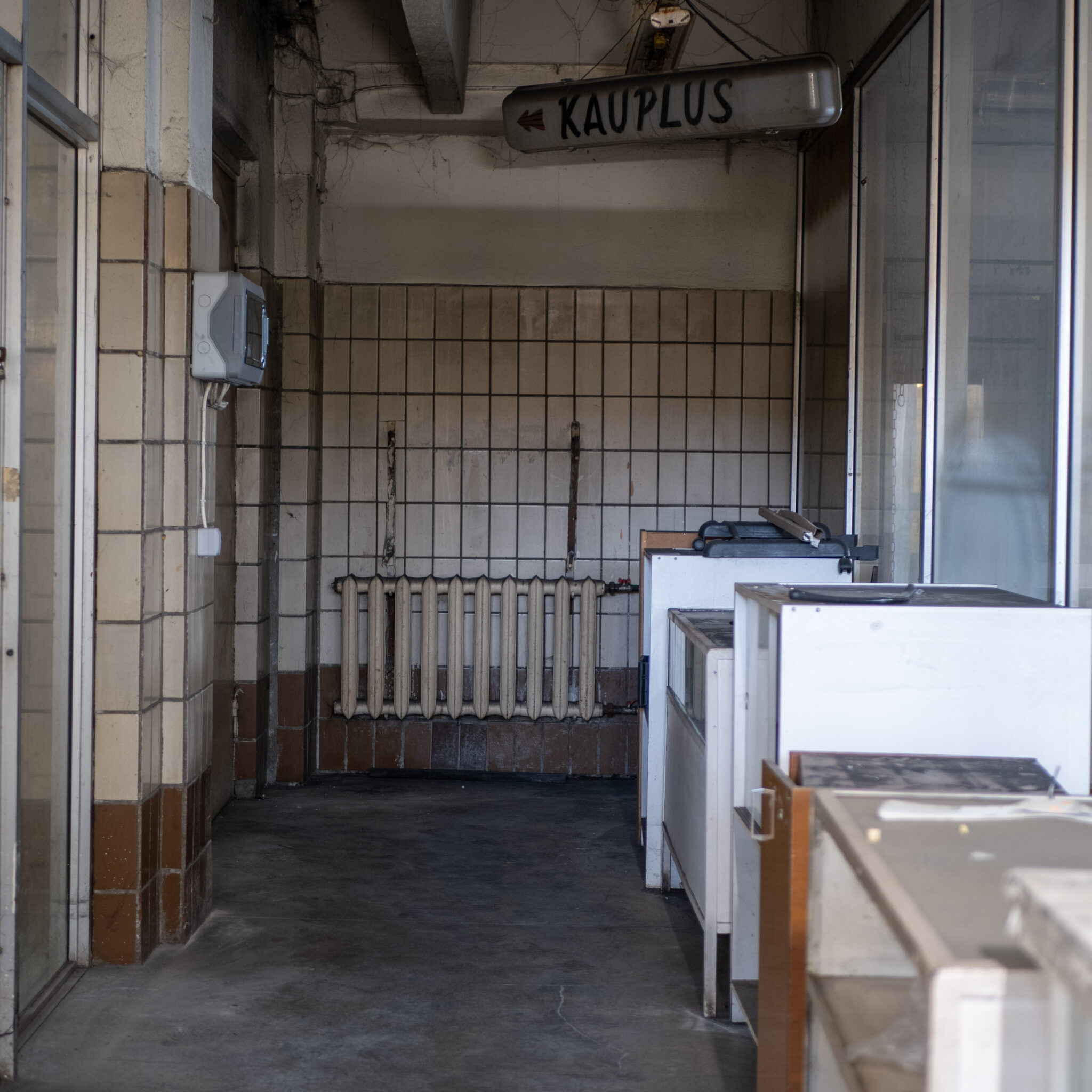 Hülgatud plaaditud koridor sildiga, mis suunab „Kauplusse”.