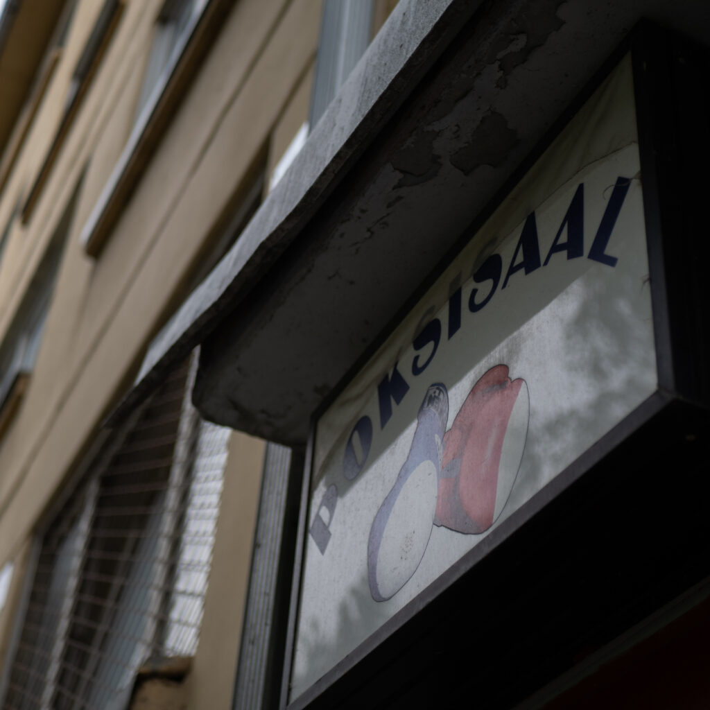 Hollandikeelne juuksurisalongi silt.