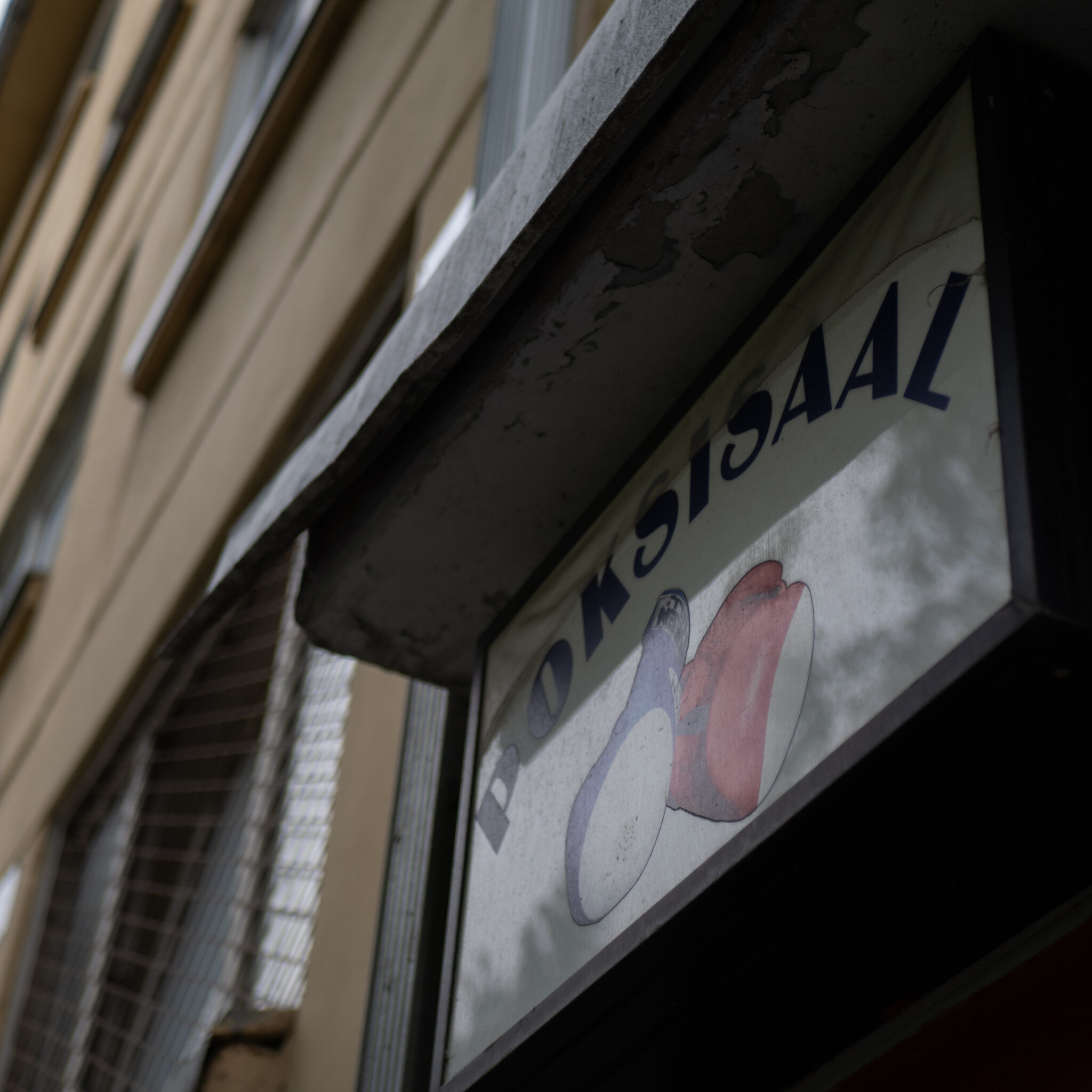 Hollandikeelne juuksurisalongi silt.