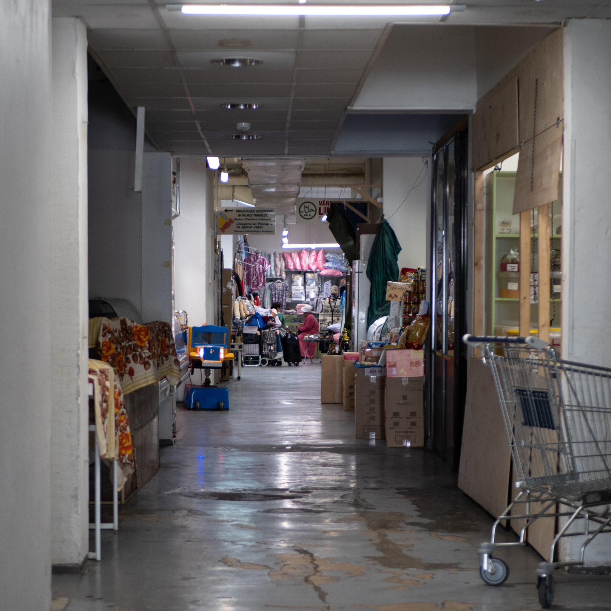 Kitsas koridor erinevate kaupade ja ostukäruga.