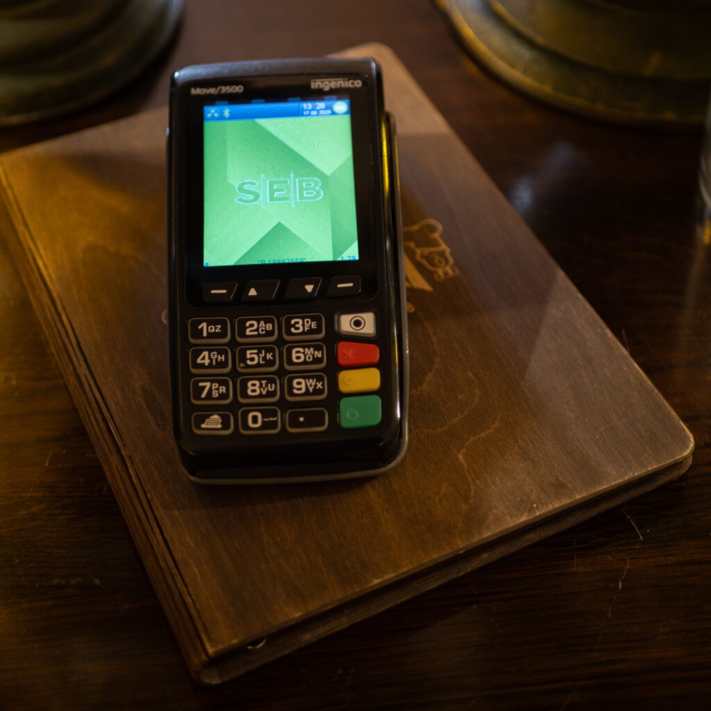 SEB makseterminal asetseb menüü peal.