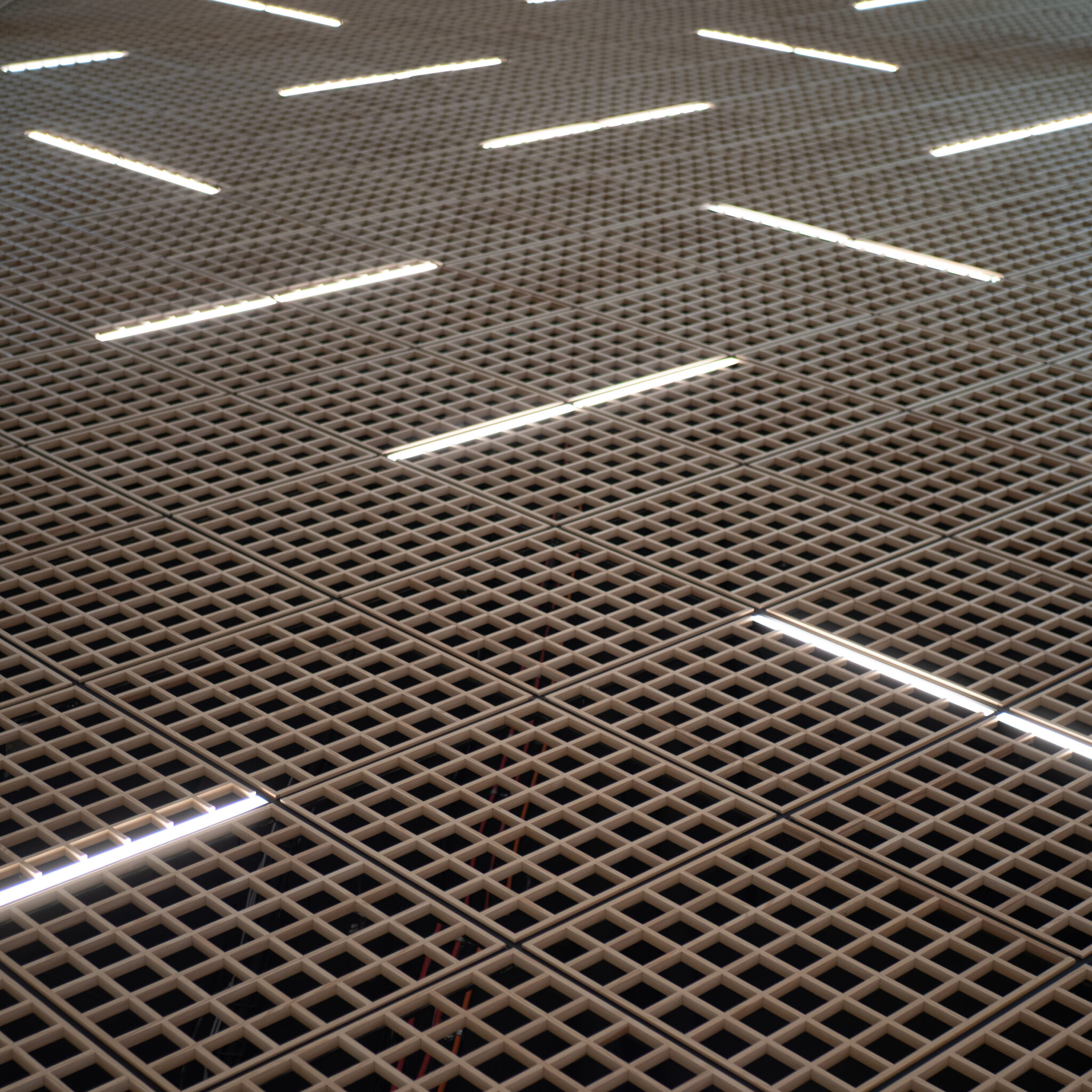 Ruudukujuliste tulede võrgustik laes.