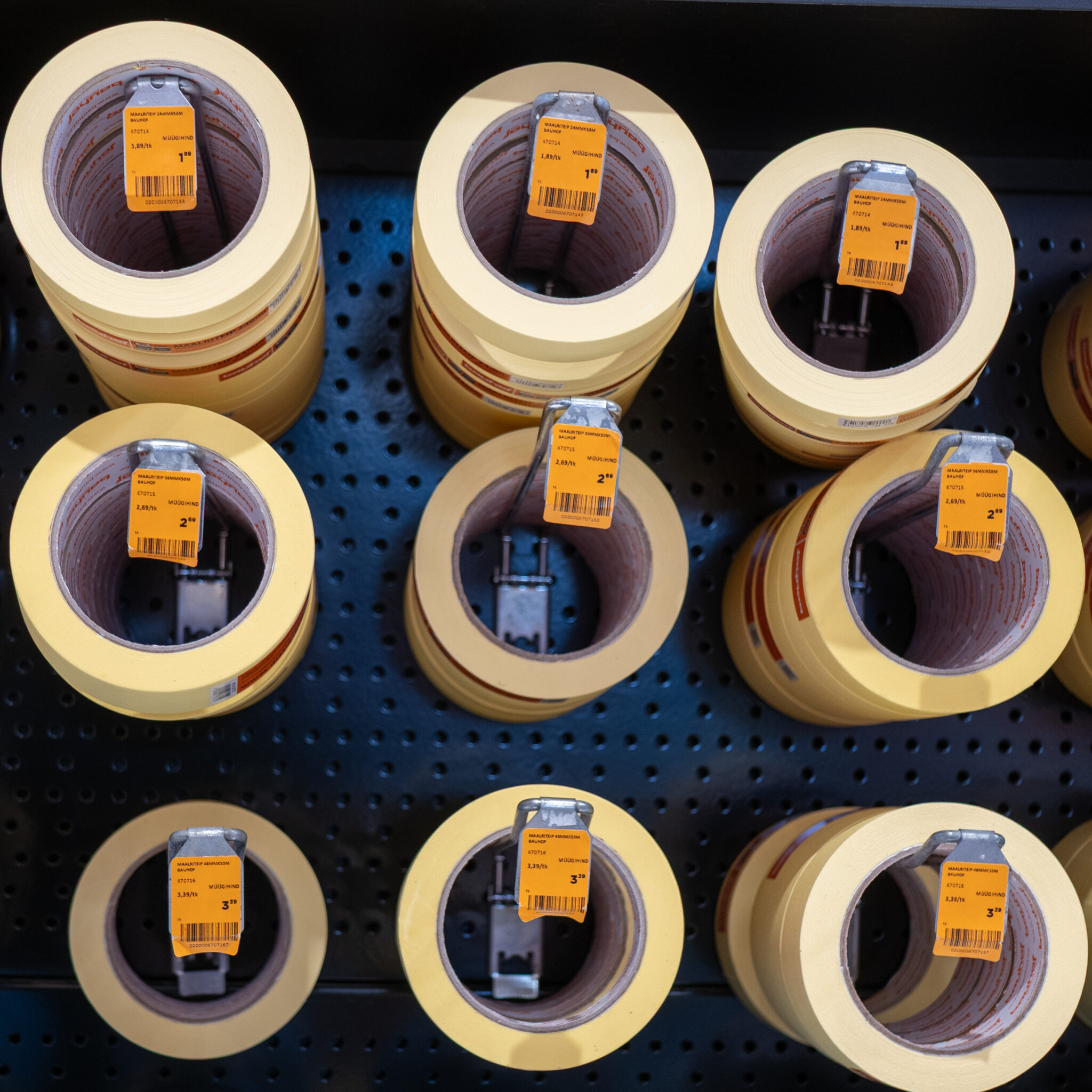 Maskeerimislindid rullidena riiulil.