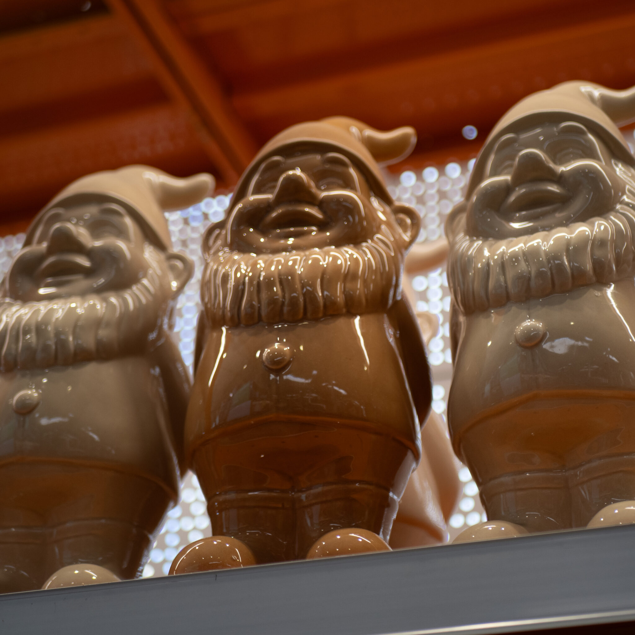 Kolm šokolaadist päkapikku reas.