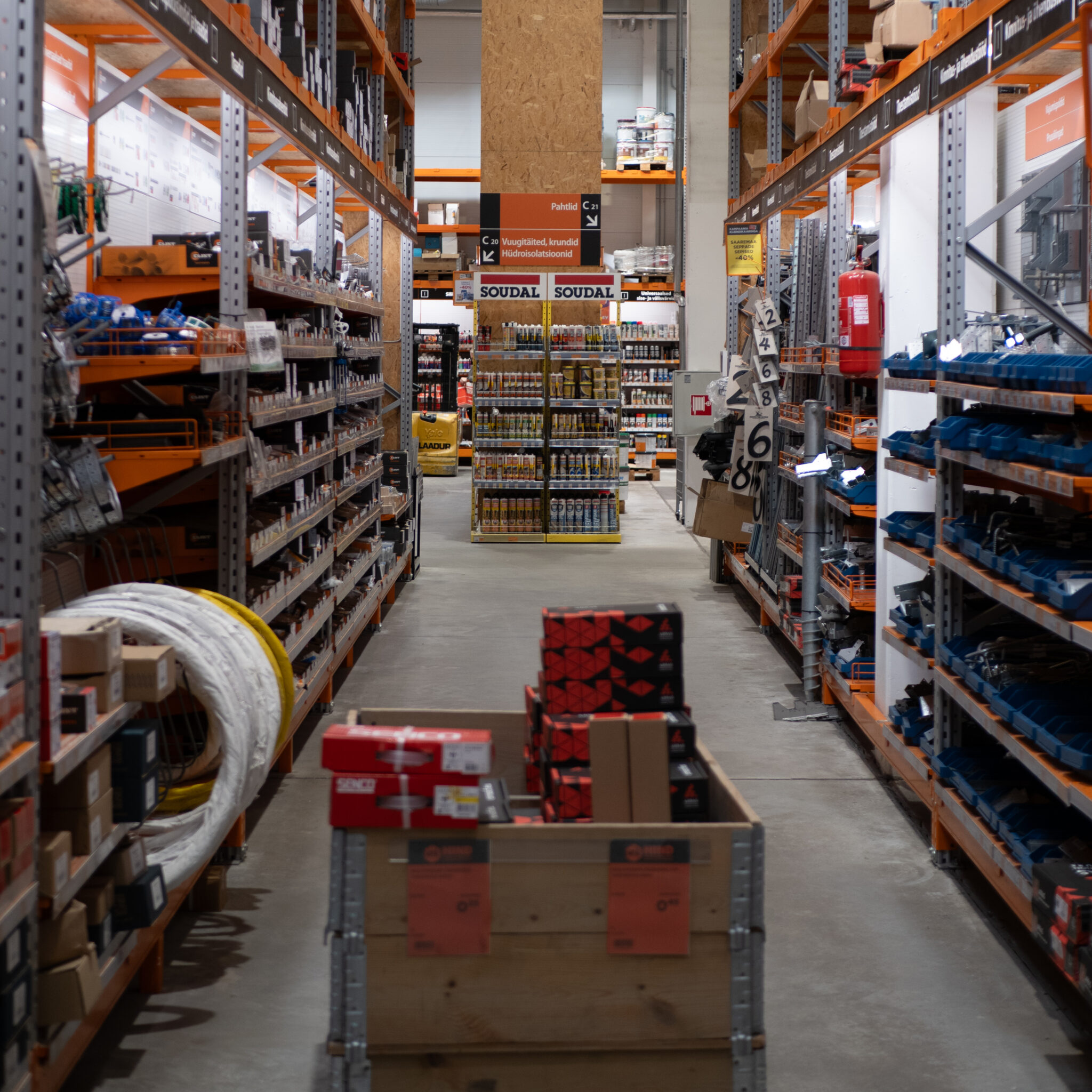 Tööriistapoe vahekäik kastide ja tööriistadega.