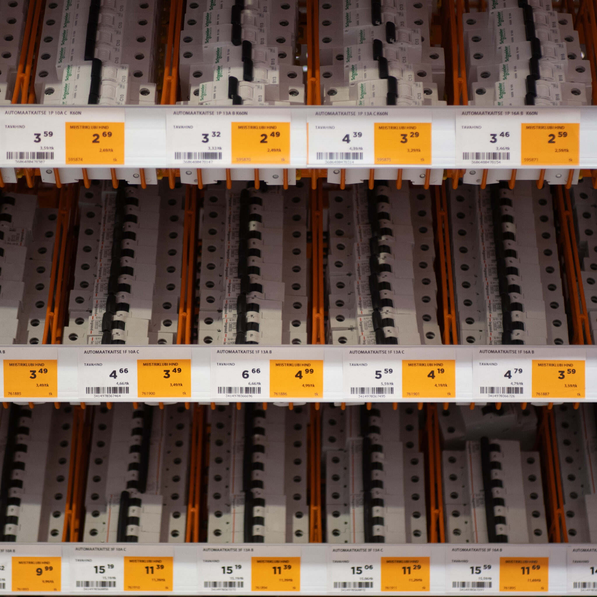 Elektrilülitite väljapanek poes.