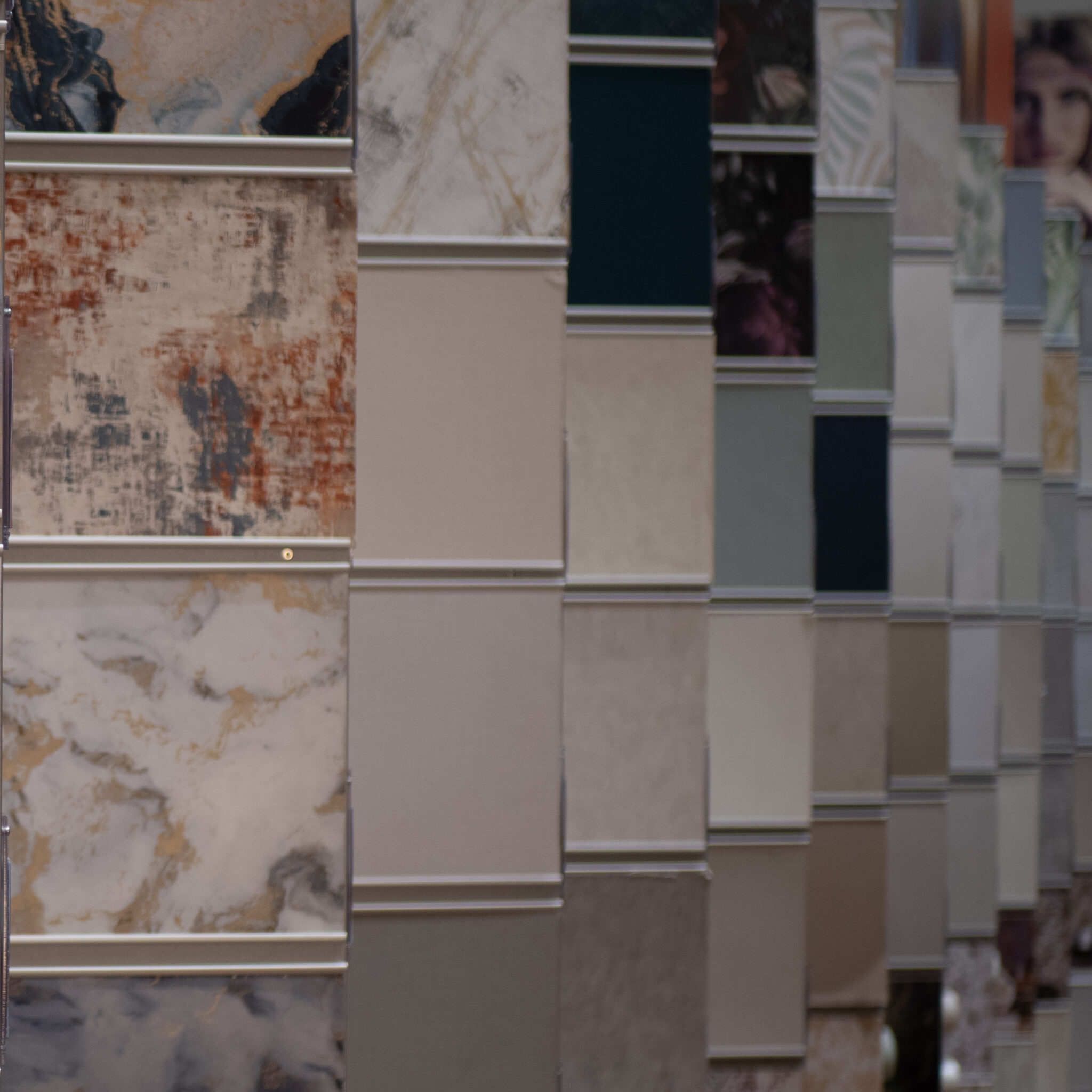 Neutraalsetes toonides erineva mustriga plaadisein.