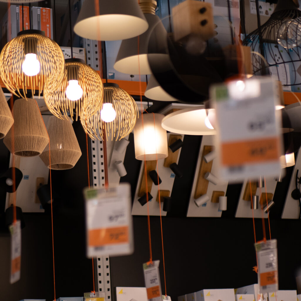 Erinevad rippvalgustid koos hinnasiltidega poes.