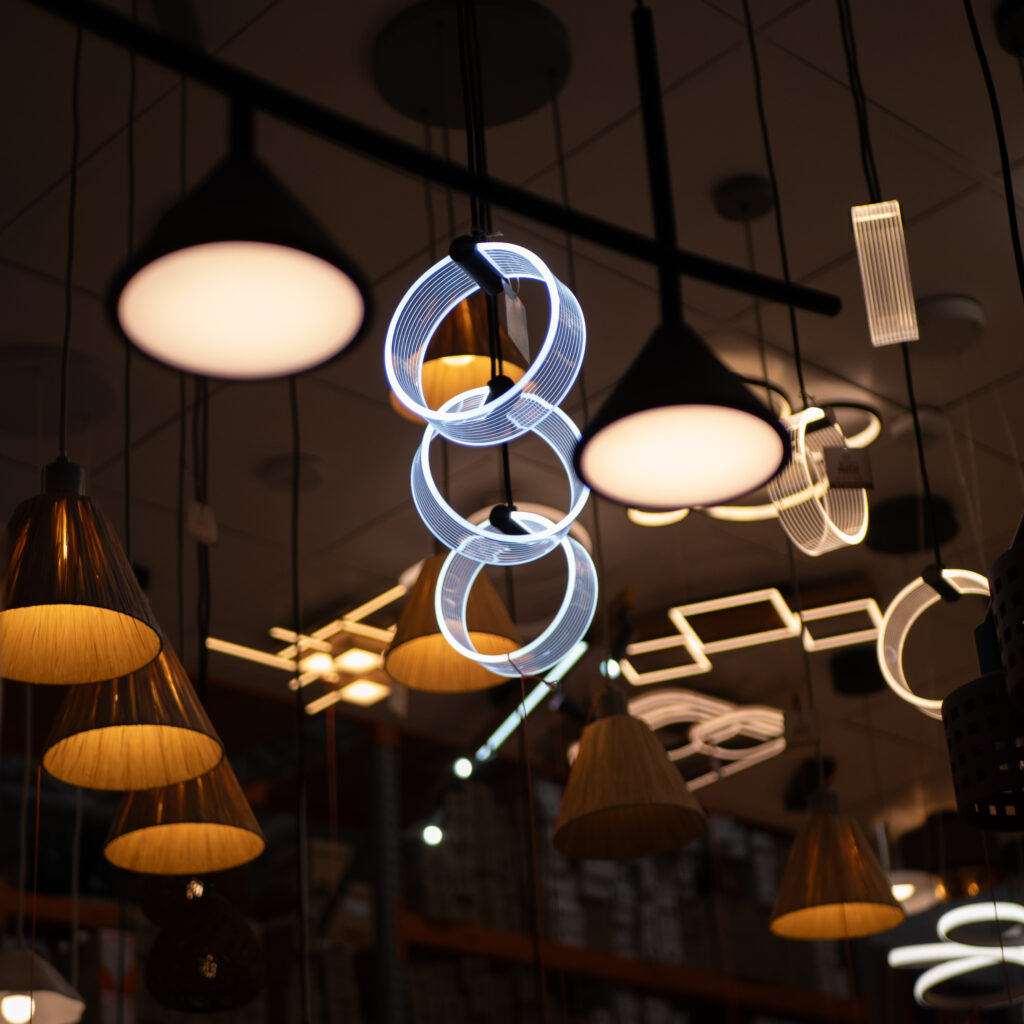 Erinevad rippvalgustid poes.