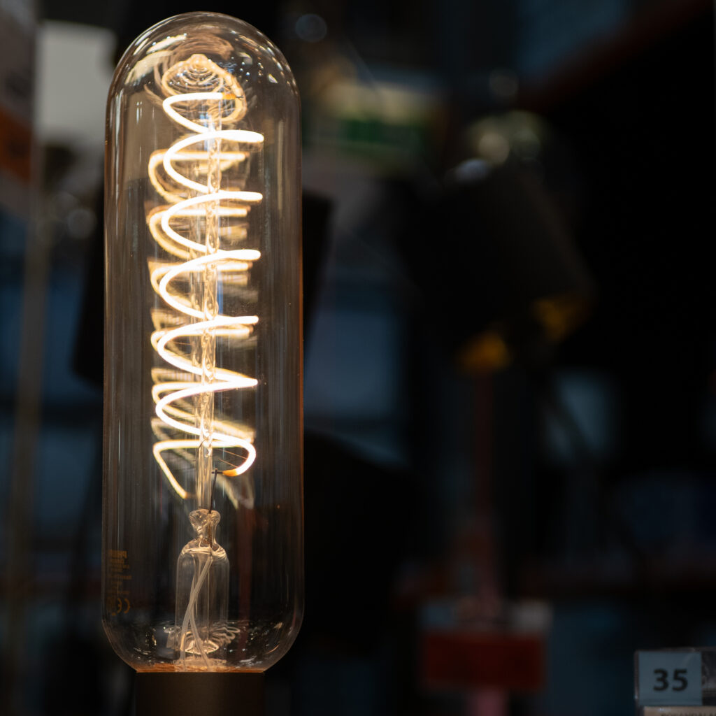 Spiraalne pirn läbipaistvas klaaskuplis.