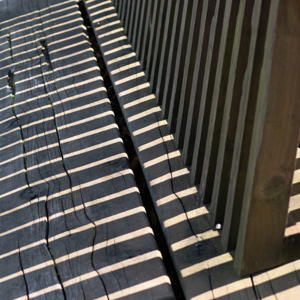 Puitterrass, millele päike loob varje.