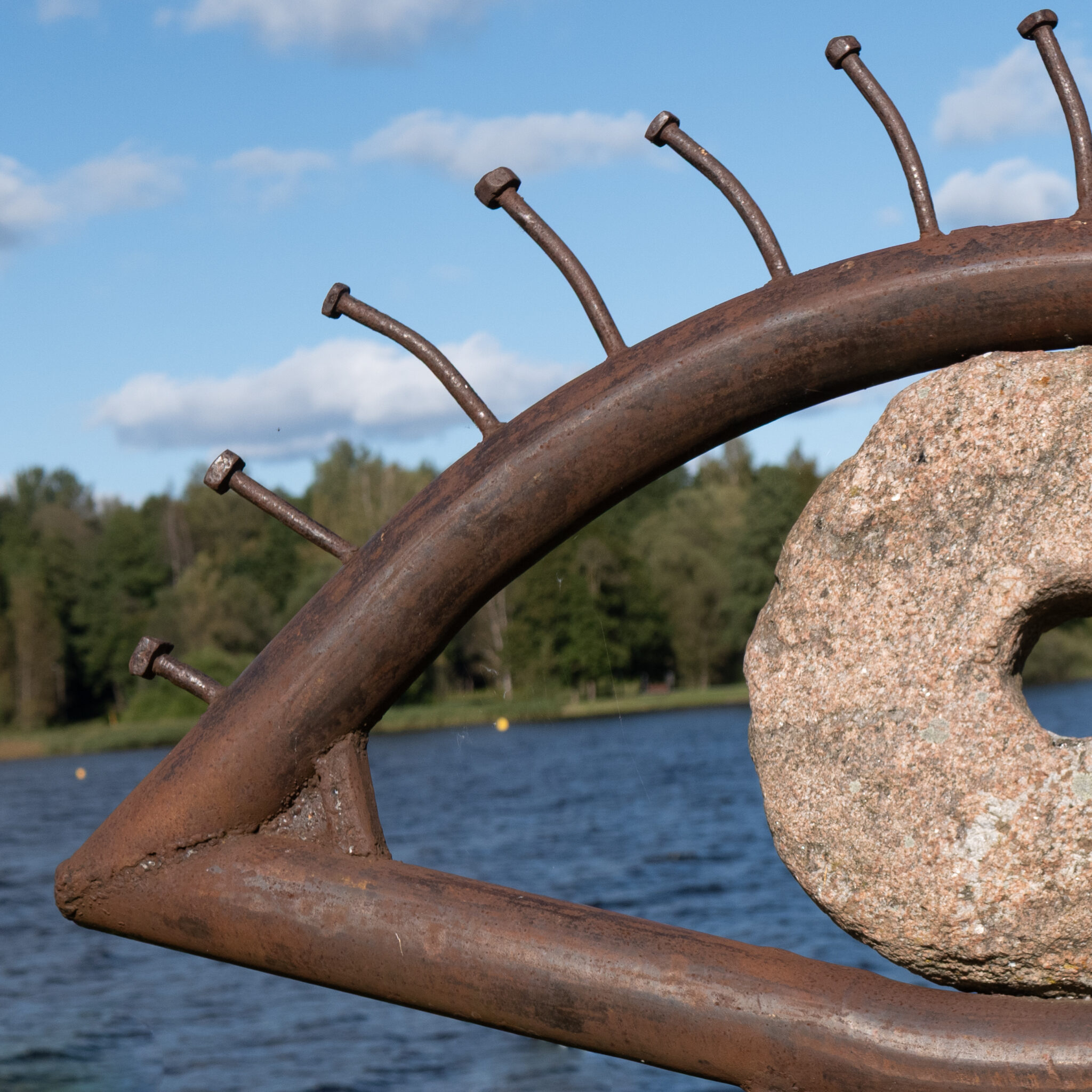 Roostes metall naelte ja kiviga järve ääres.