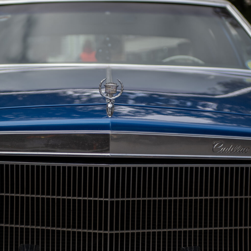 Klassikaline Cadillac kroomitud embleemiga.