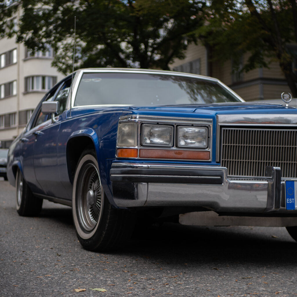 Klassikaline sinine Cadillac Euroopa numbrimärgiga.