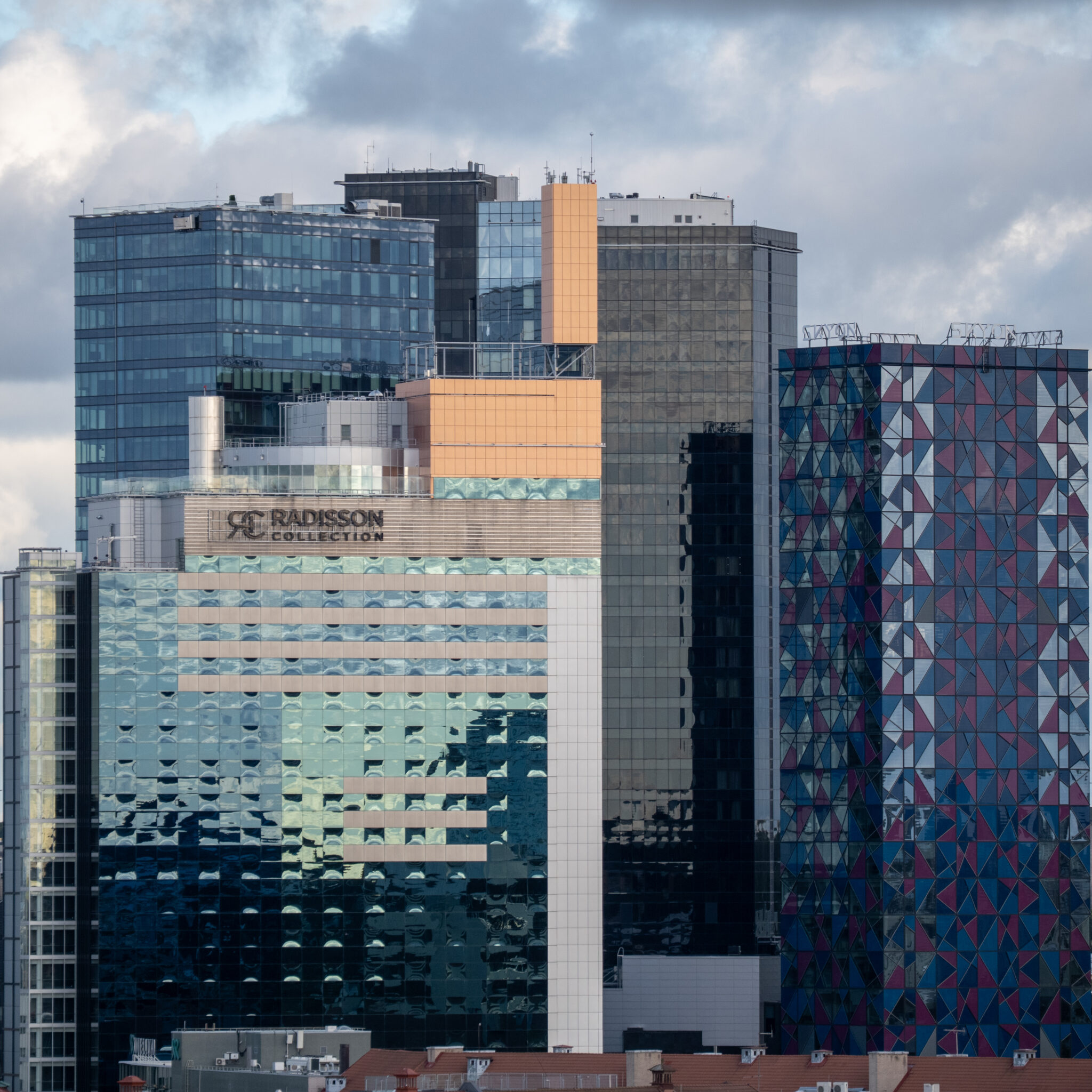 Moodsa arhitektuuriga pilvelõhkujad Tallinnas.