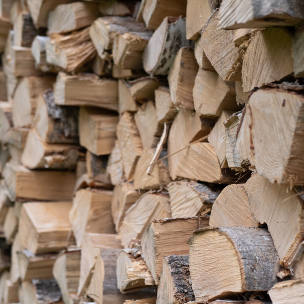 Lõhutud halud virnas – talveks valmis.