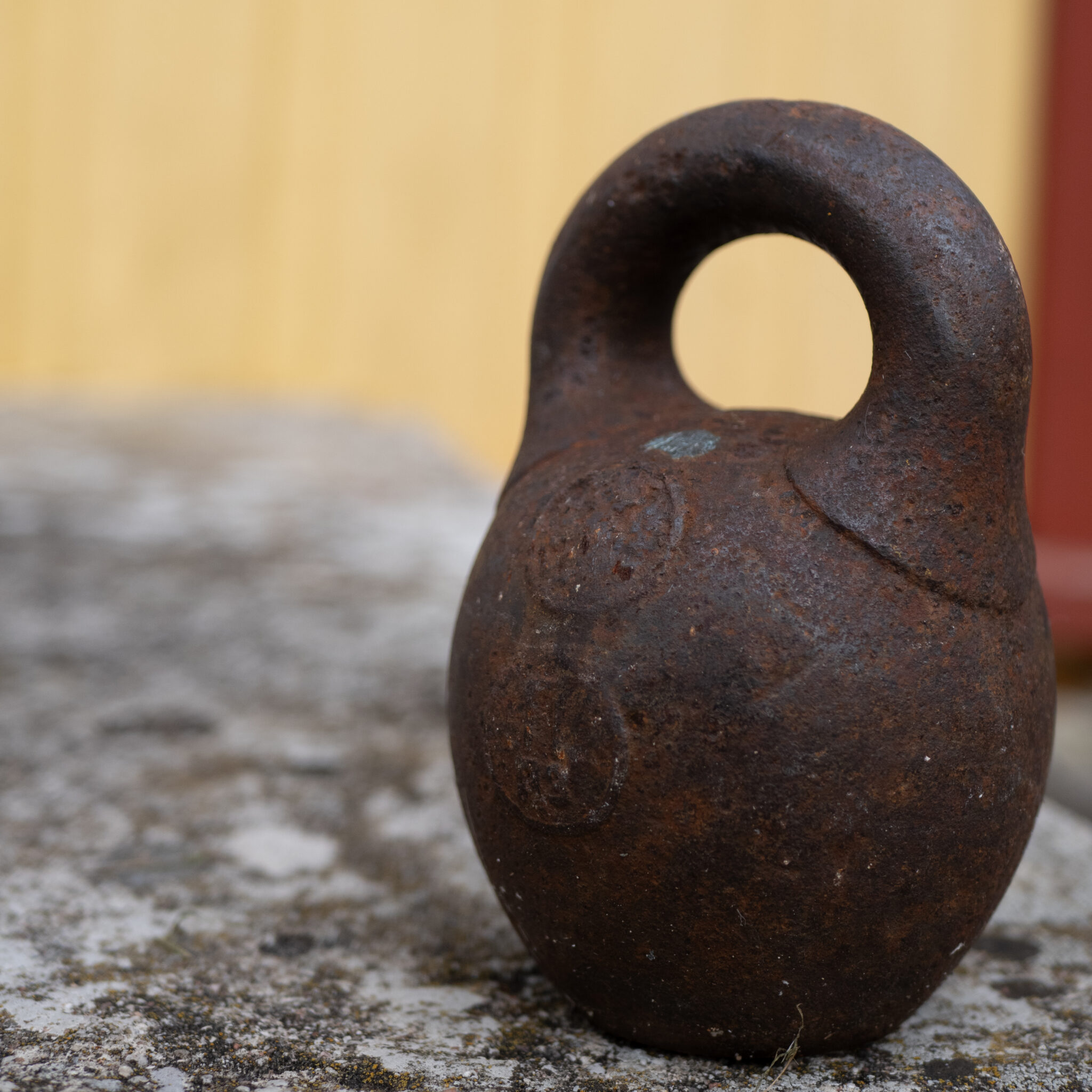 Vana roostes sangpomm kivisel pinnal.