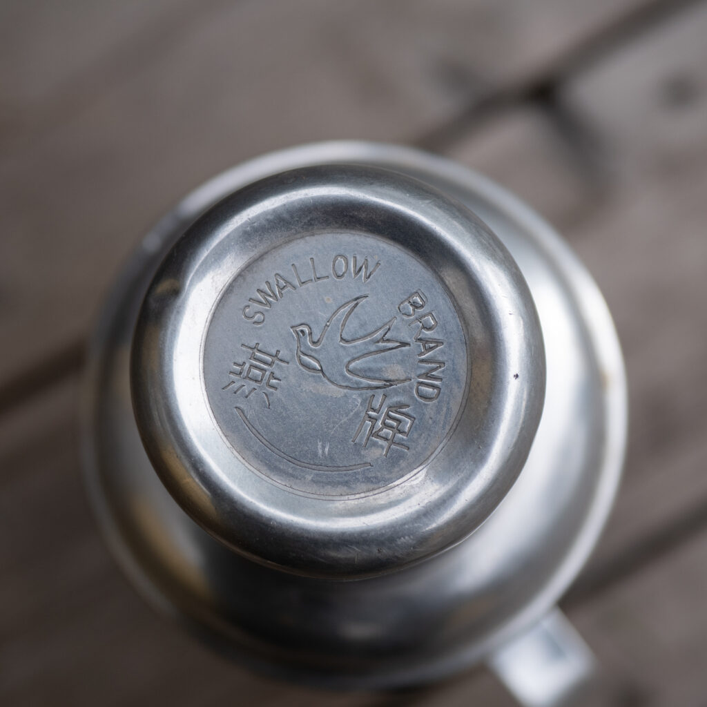 Swallow Brand metallpurgil linnukujundus.