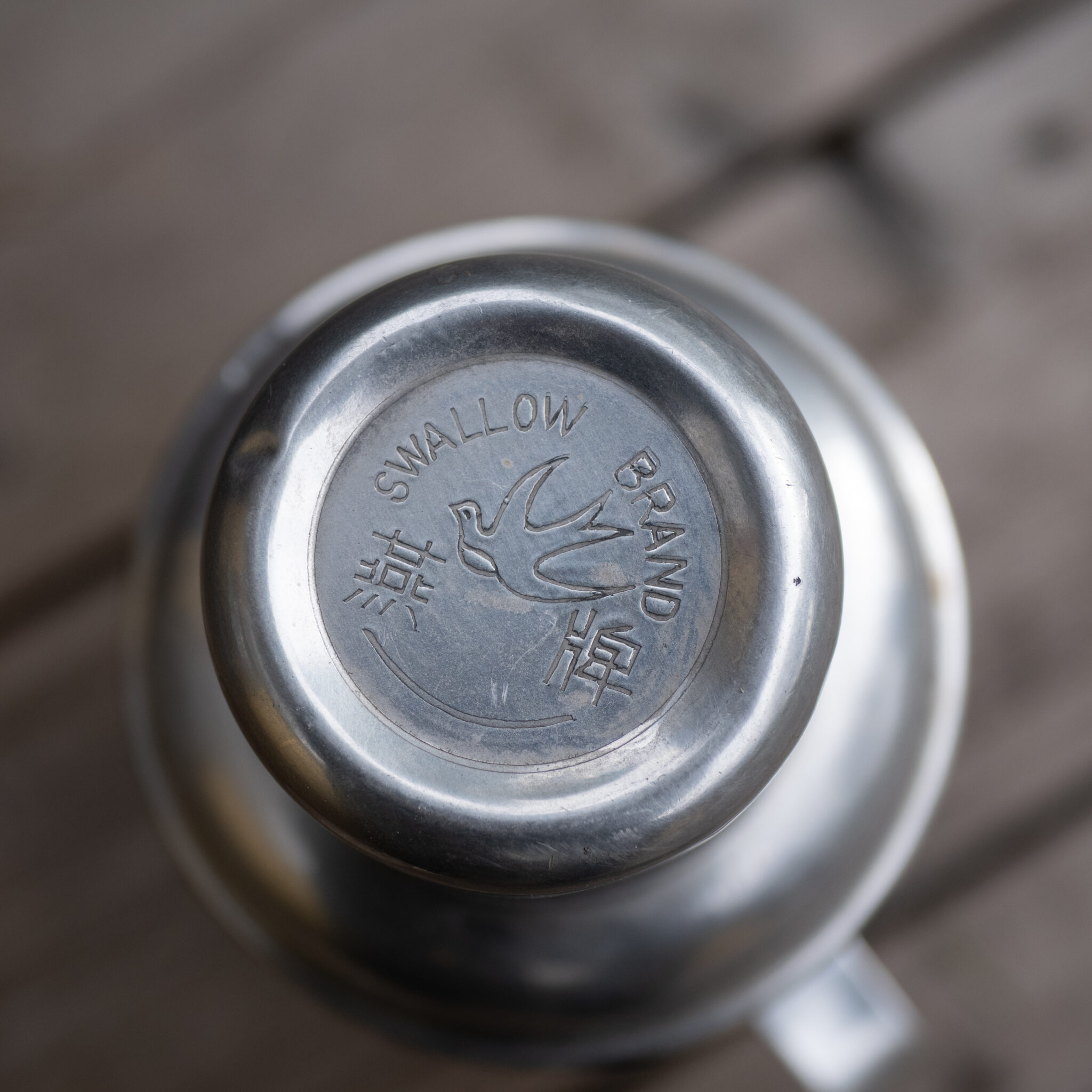 Swallow Brand metallpurgil linnukujundus.