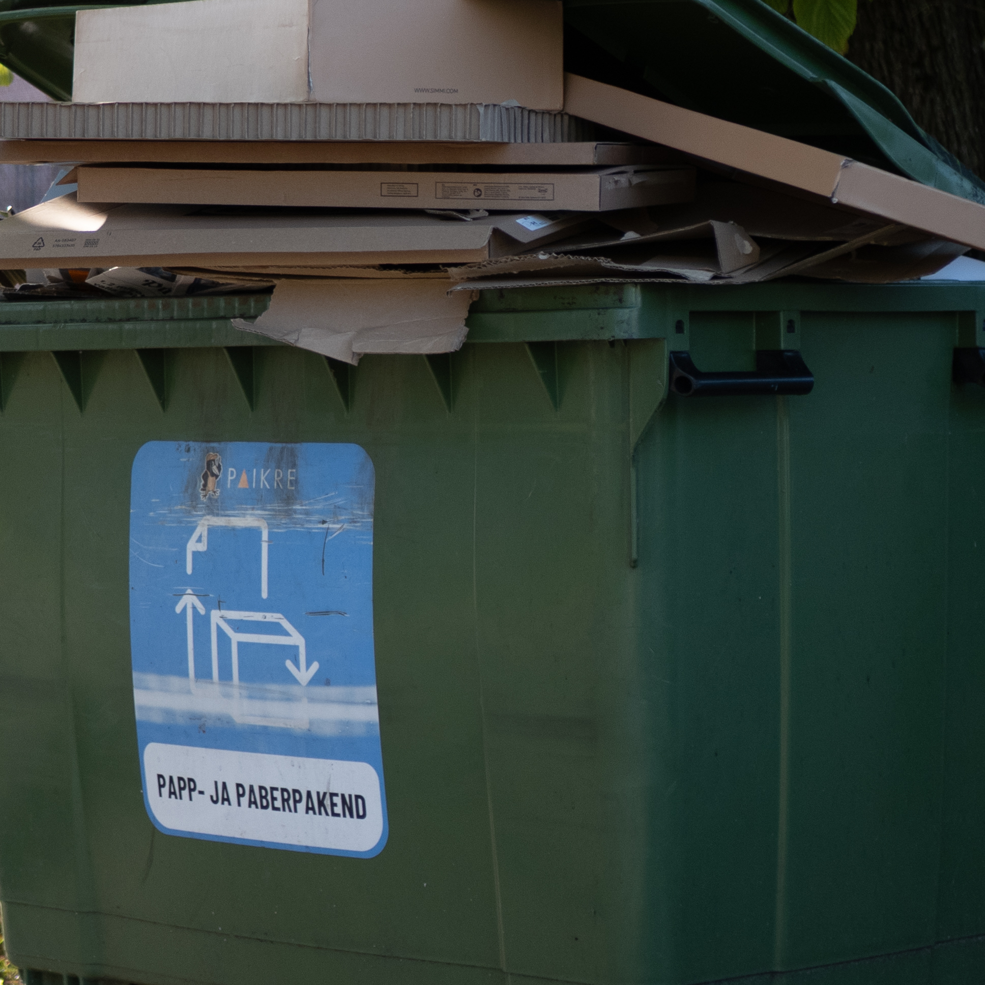 Roheline prügikast taaskasutuse sildiga.