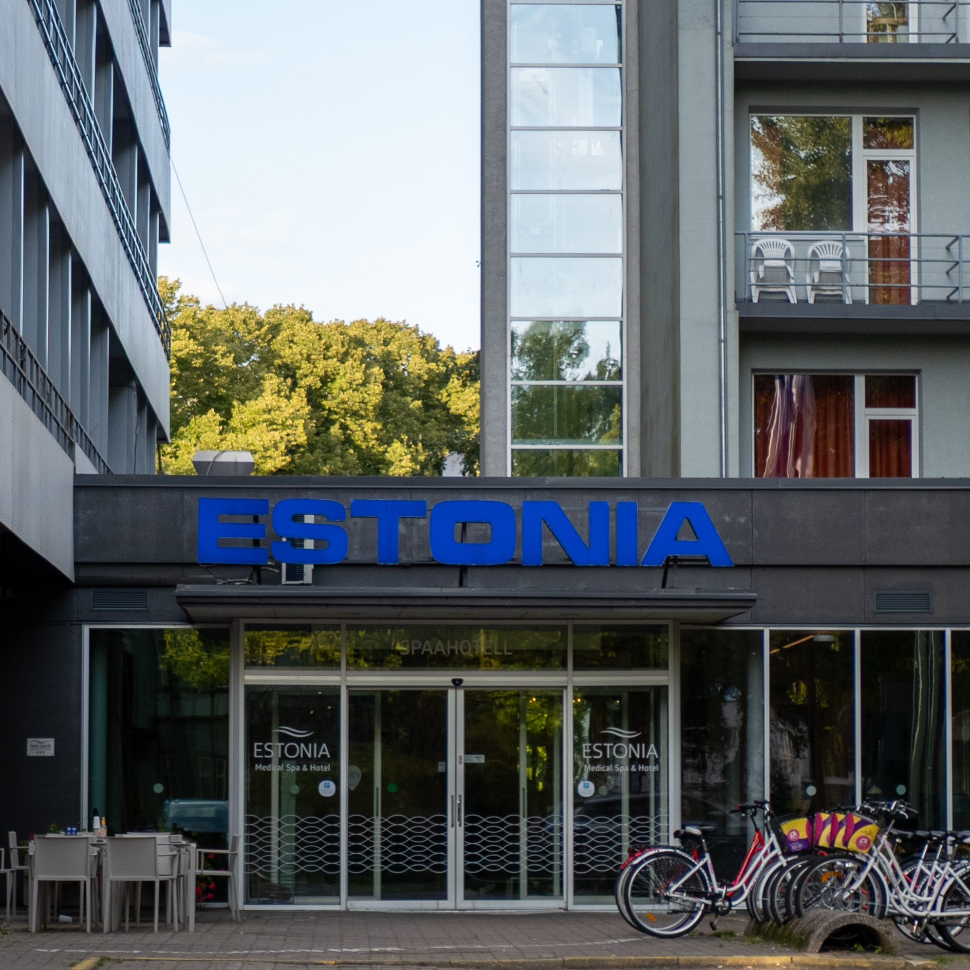 Estonia Medical Spa & Hotel hoone jalgratastega ees.