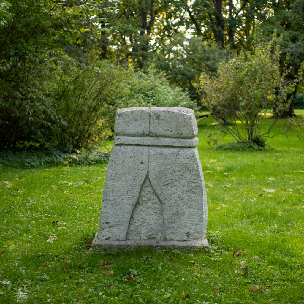 Kivist skulptuur rohelises pargis.