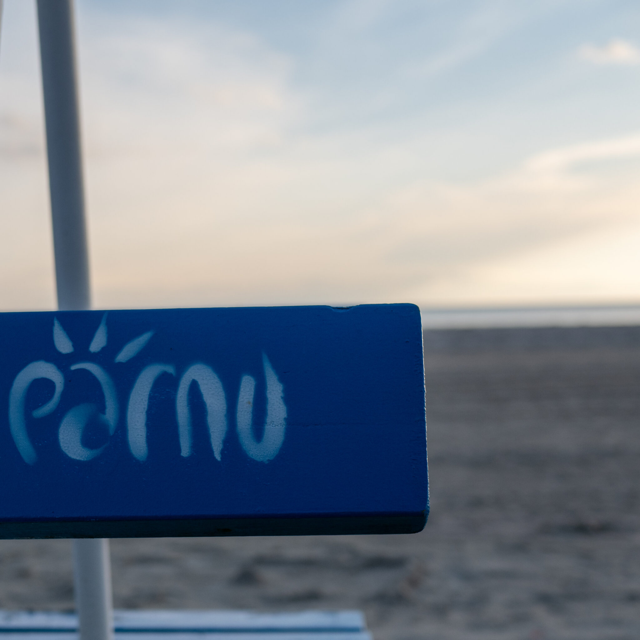 Sinine silt kirjaga „Pärnu” rannal.