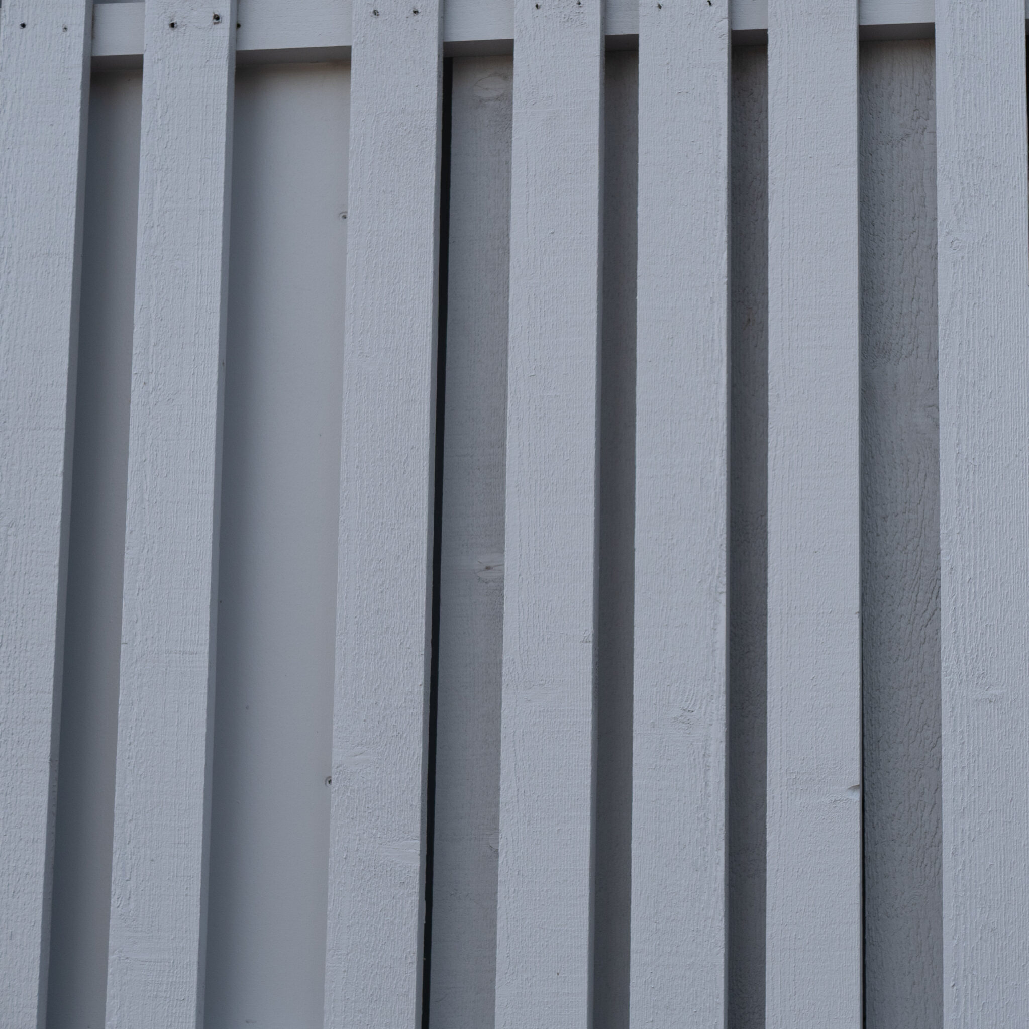 Valge puitaed vertikaalsete liistudega.